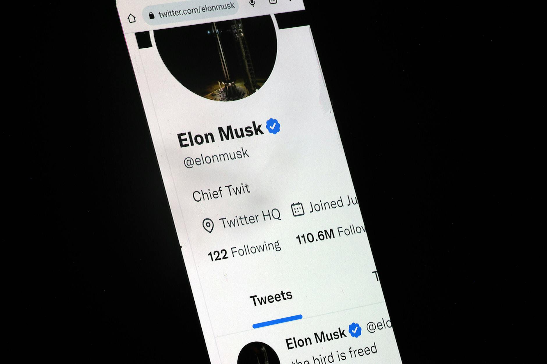 Auch Elon Musk trägt den blauen Haken auf seinem Twitter-Profil.