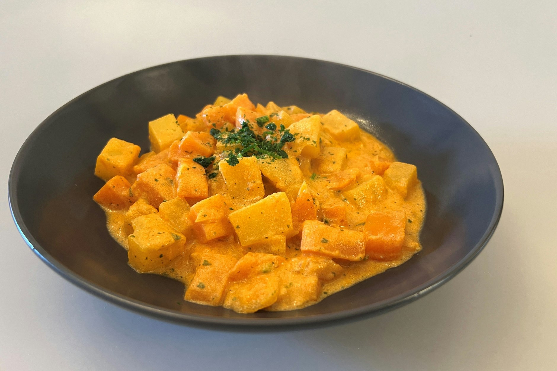 Der köstliche Süßkartoffel-Eintopf ist blitzschnell gemacht und so lecker.