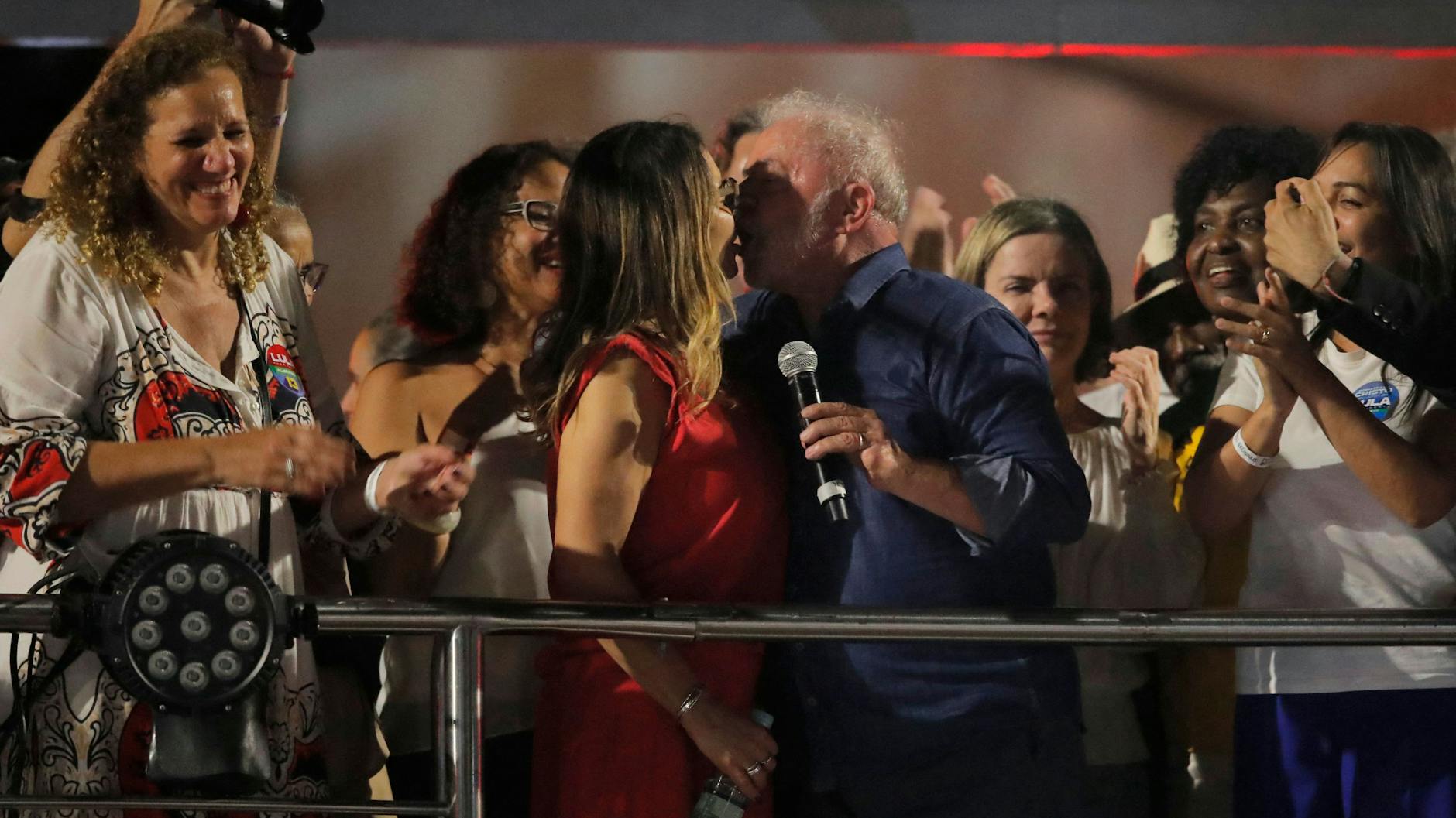 Der gewählte Präsident der linken Arbeiterpartei (PT) Luiz Inacio Lula da Silva küsst seine Frau Rosangela nach seinem Wahlsieg.