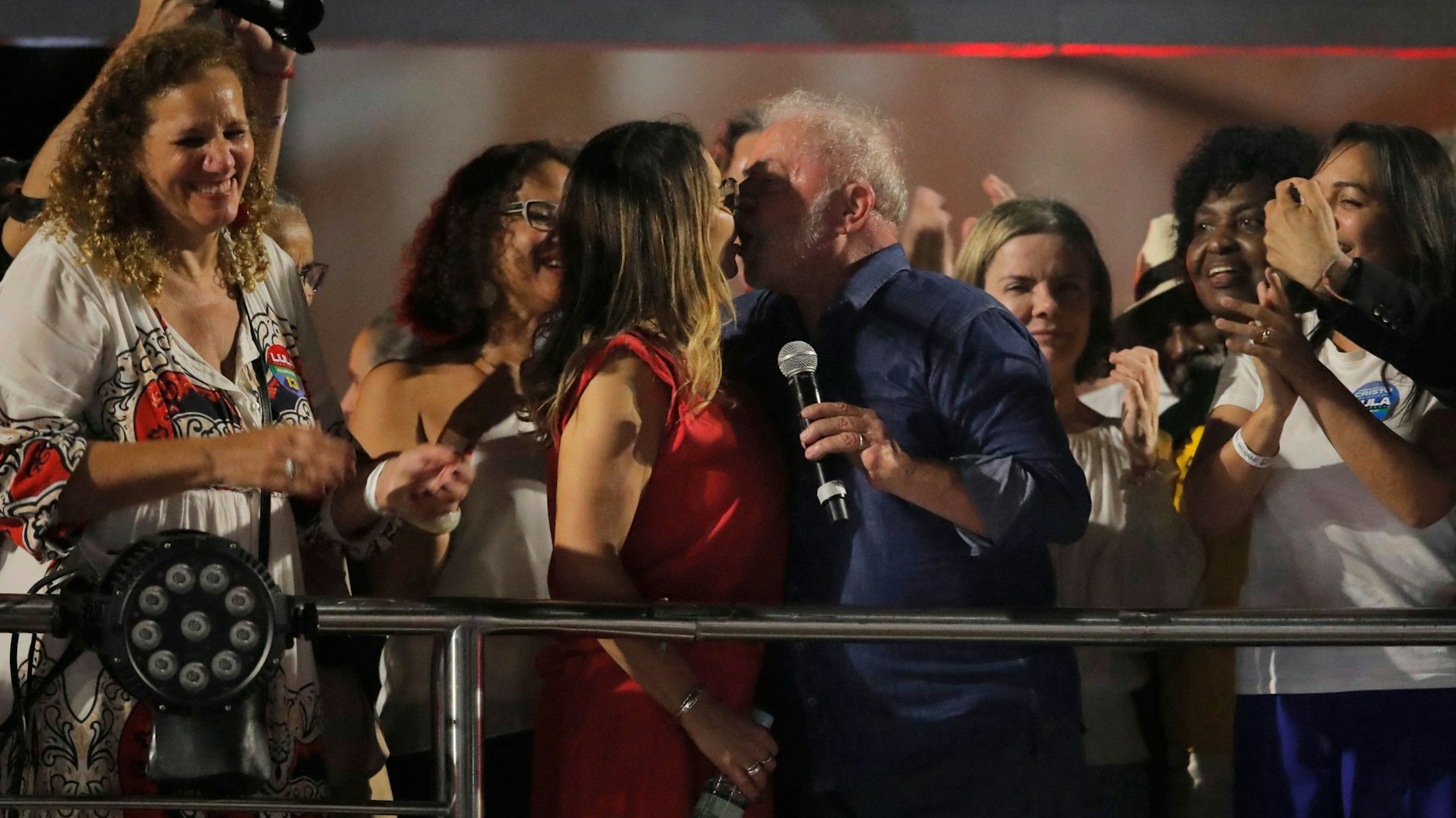 Der gewählte Präsident der linken Arbeiterpartei (PT) Luiz Inacio Lula da Silva küsst seine Frau Rosangela nach seinem Wahlsieg.