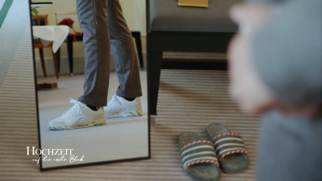 Für seine „Hochzeit auf den ersten Blick“ trägt Bräutigam Oliver Sneakers - wenn auch ganz besondere.