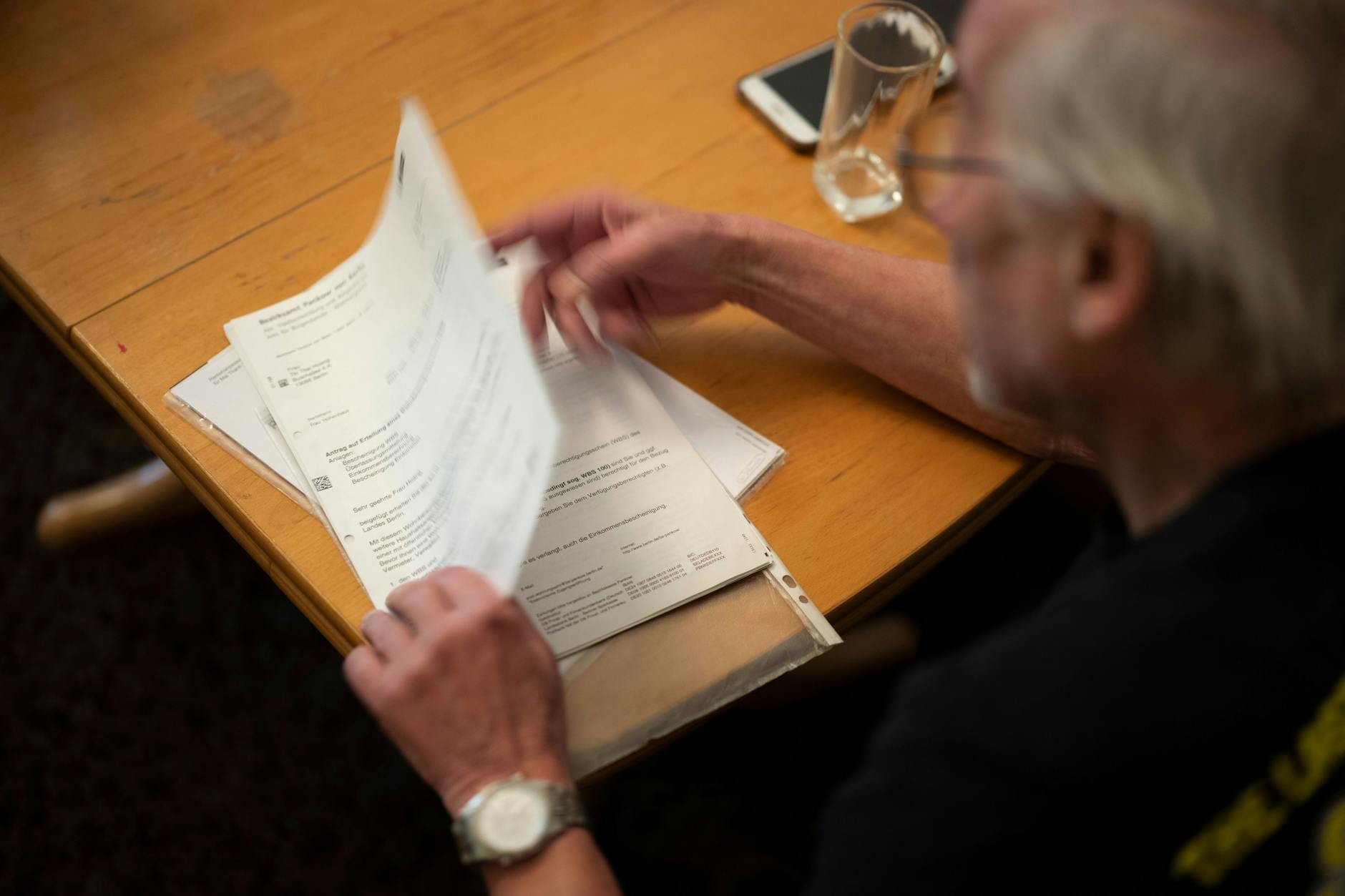 Stefan Katz hilft Frau Hoang mit all den Anträgen.