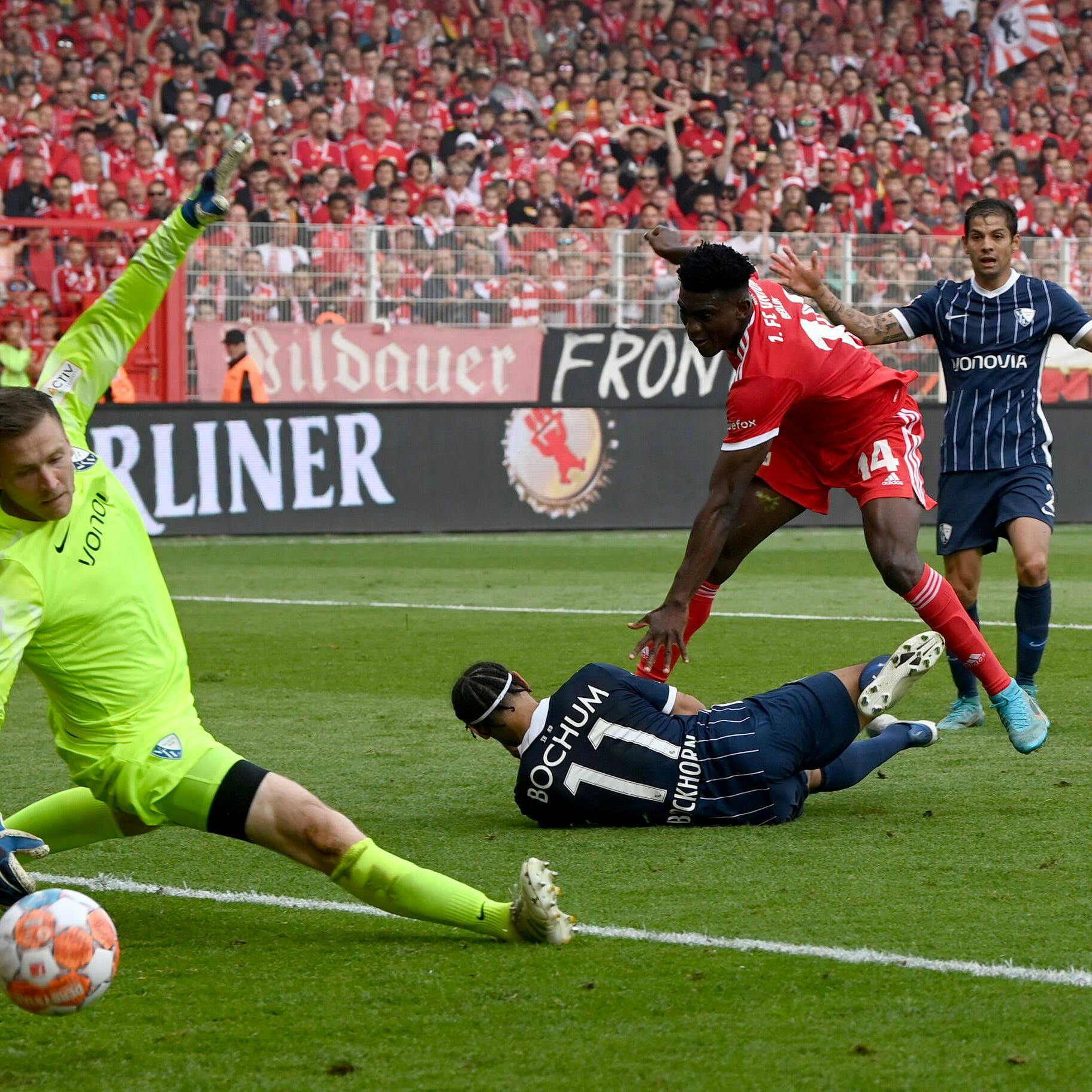 Taiwo Awoniyi überwindet Bochums Keeper Michael Esser und schießt den 1. FC Union in die Europa League.