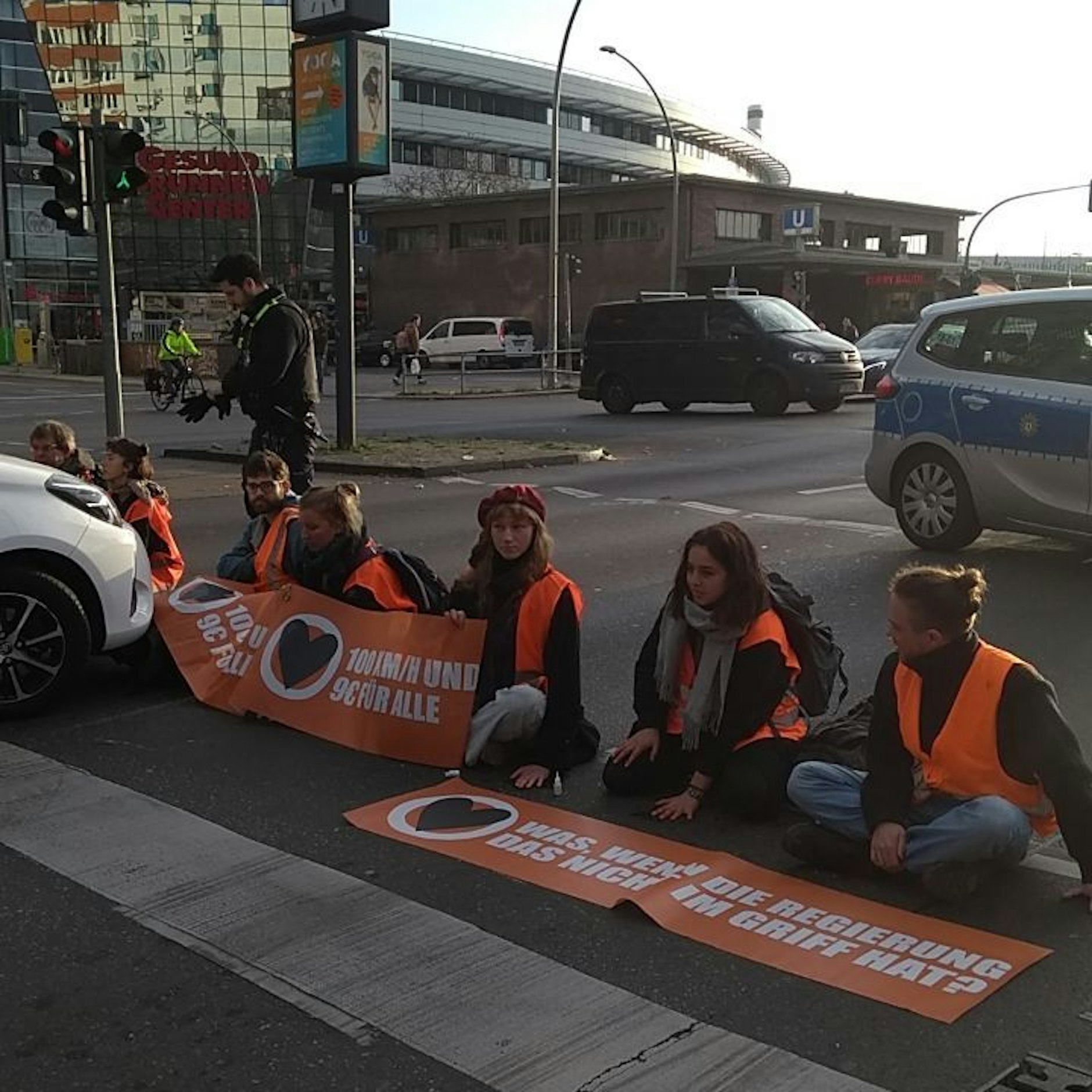 Aktivistinnen und Aktivisten am Montag auf der Badstraße.