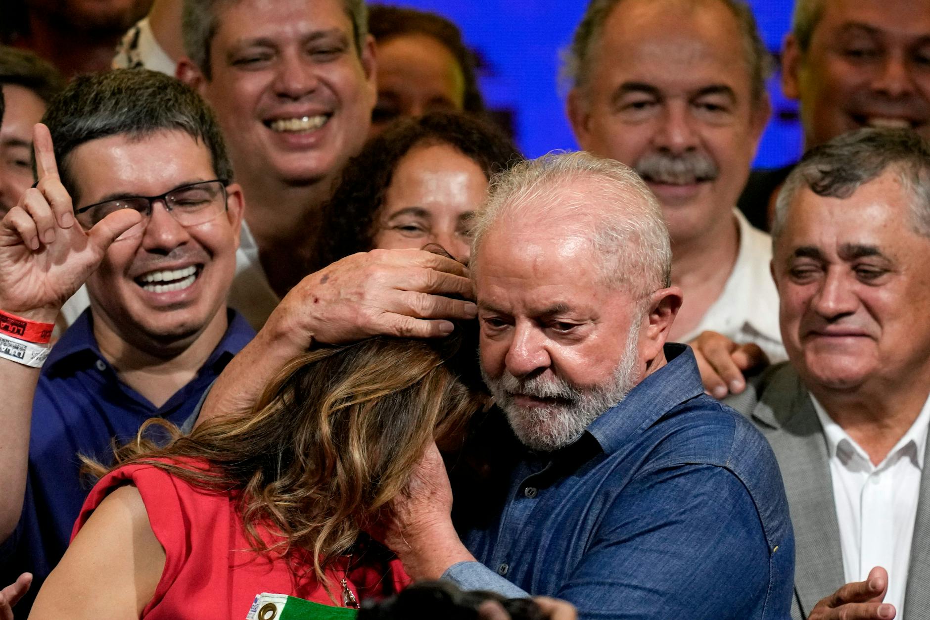 Luiz Inácio „Lula“ da Silva gewinnt die Wahl in Brasilien und feiert mit seiner Frau am Wahlabend.