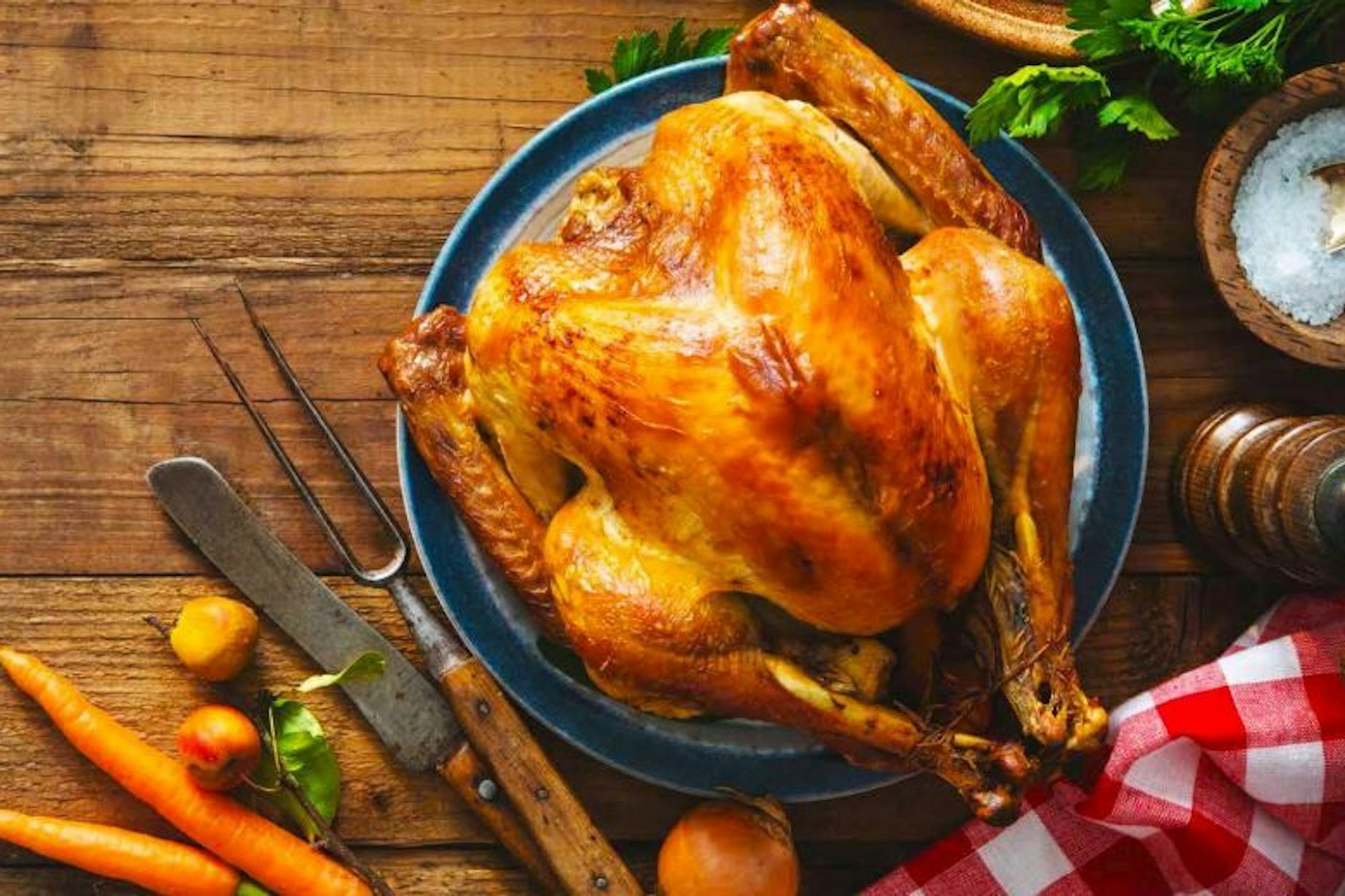 Natürlich darf der Klassiker nicht fehlen: knusprige Ente mit Rotkohl, Grünkohl und Klößen.