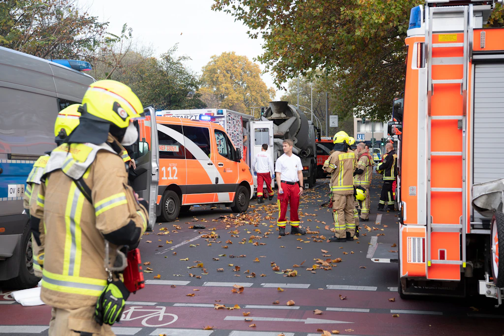 Radfahrerin lebensgefährlich verletzt: Klima-Kleber behindern die Feuerwehr