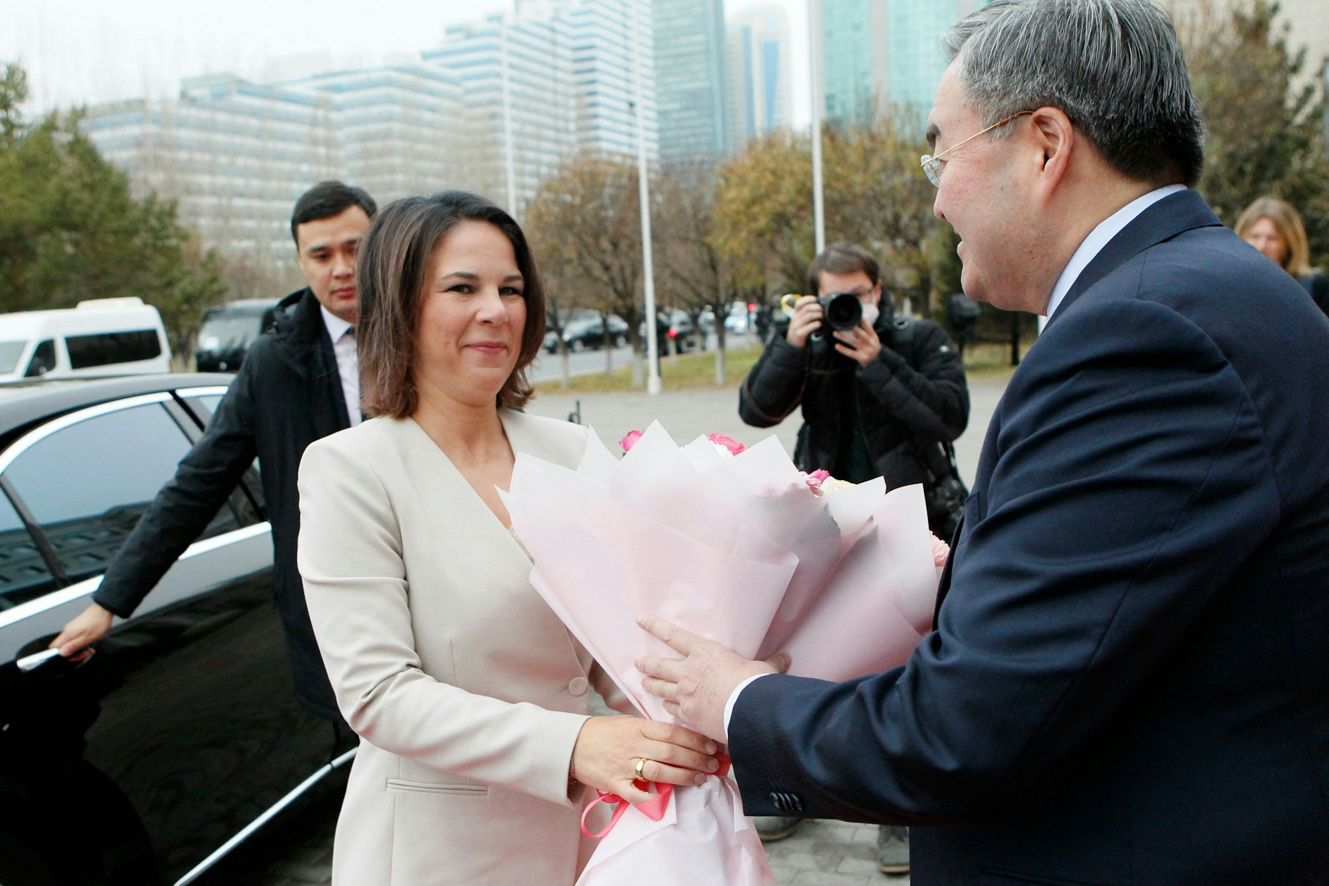 Blumen für Baerbock: Kasachstans Außenminister Muchtar Tileuberdi begrüßt die deutsche Amtskollegin in Astana.