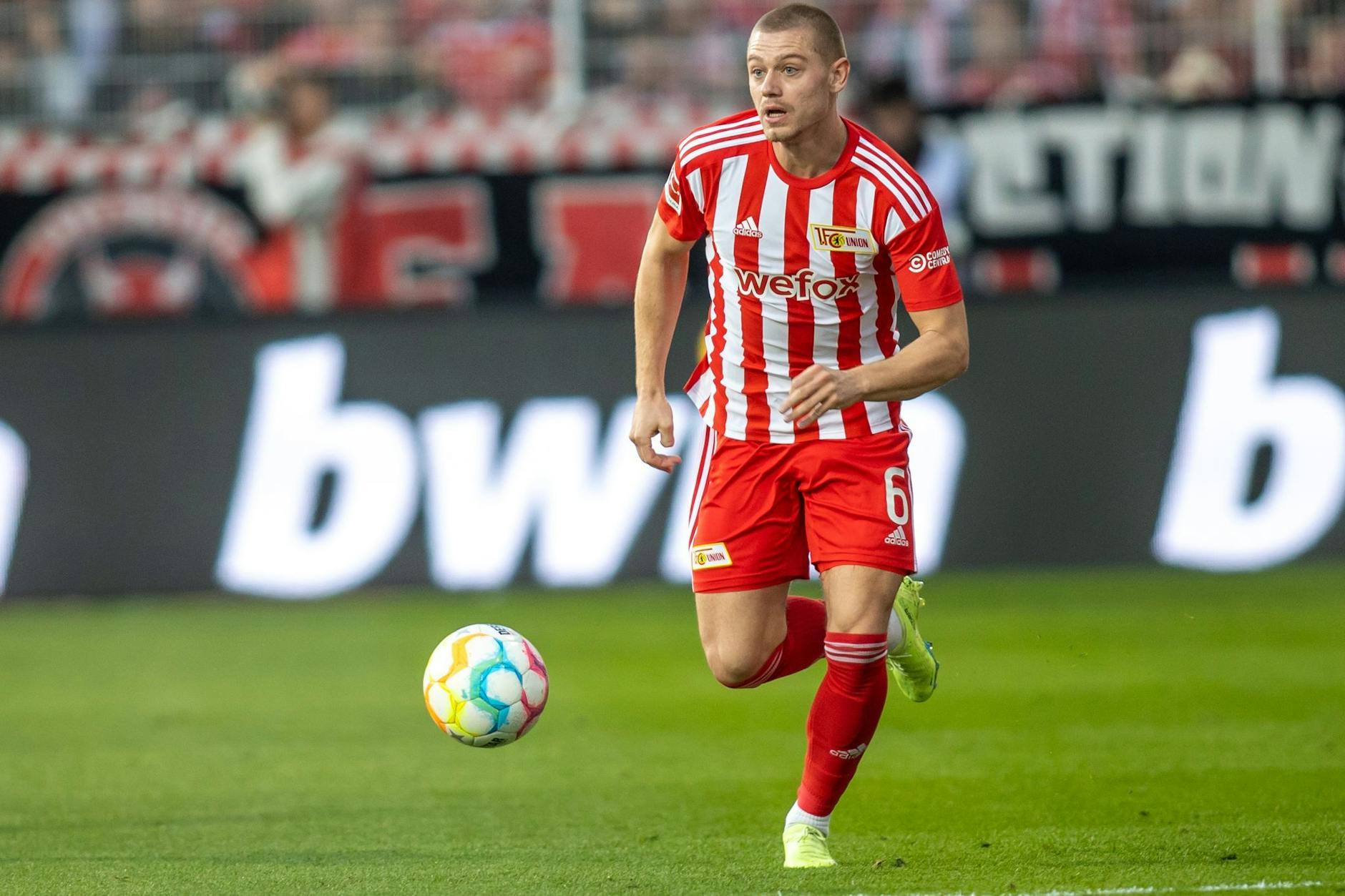 ARCHIV - Julian Ryerson von Union Berlin spielt den Ball. ntur GmbH/dpa/Archivbild