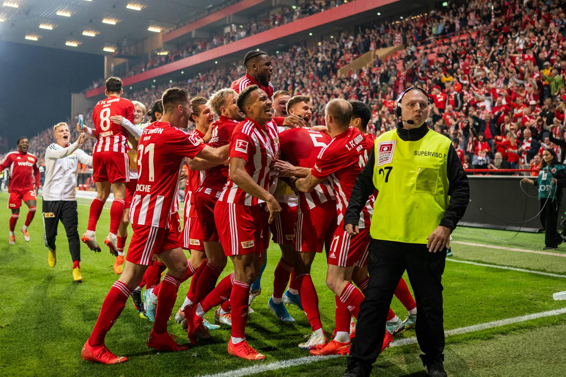 Lasst uns alle fröhlich sein! Die Kicker des 1. FC Union feiern den Last-Second-Sieg gegen Mönchengladbach.