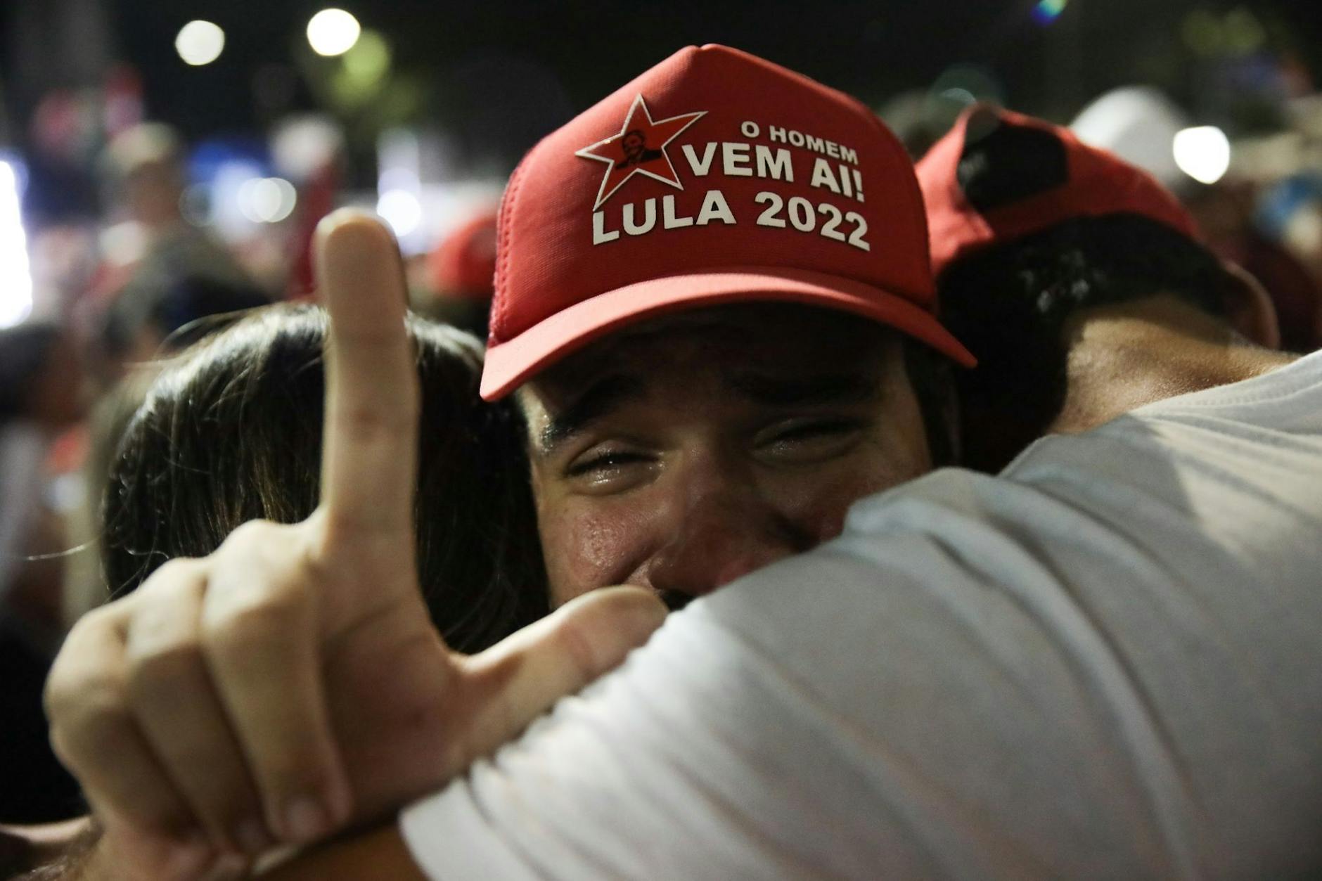 Eine Lula-Unterstützerin feiert seinen Wahlsieg.