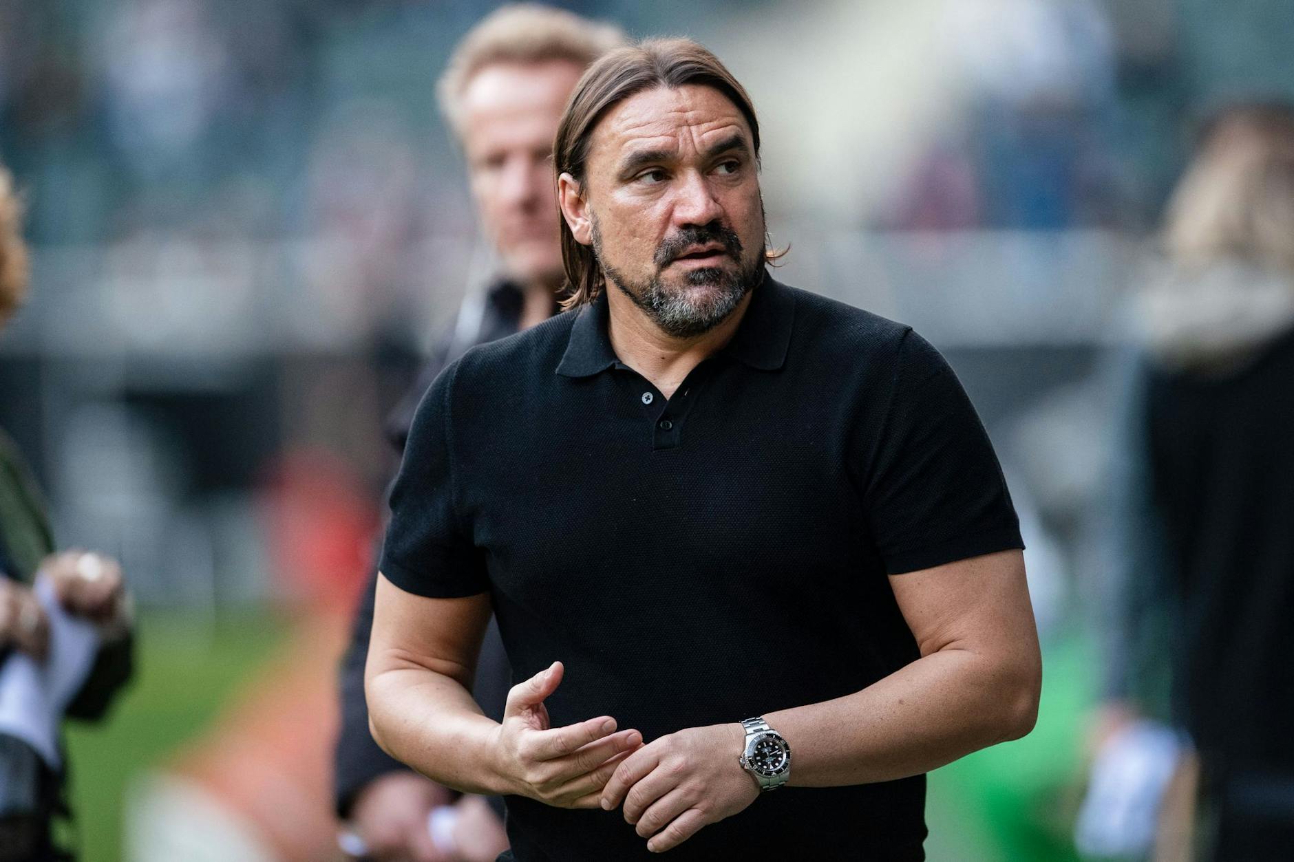 ARCHIV - Gladbachs Trainer Daniel Farke blickt vor der Partie in die Runde. entur GmbH/dpa/Archivbild