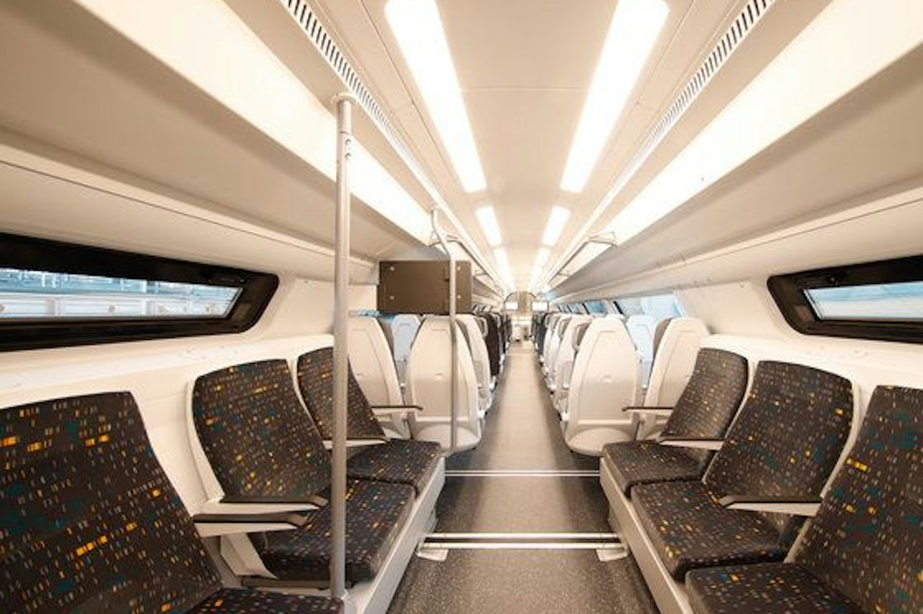 So reist man vom 11. Dezember an von Berlin nach Brandenburg, Potsdam, Frankfurt (Oder) und in andere Städte: ein Blick in das Oberdeck der zweiten Klasse im Triebzug Siemens Desiro HC.