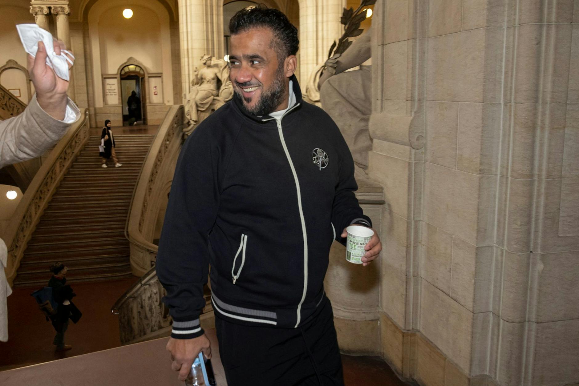 Arafat Abou-Chacker Anfang Oktober auf dem Weg zu Saal 500. Vorgeworfen werden ihm: versuchte schwere räuberische Erpressung, Freiheitsberaubung, gefährliche Körperverletzung, Nötigung, Beleidigung und Untreue. Nebenkläger ist der Rapper Bushido. 