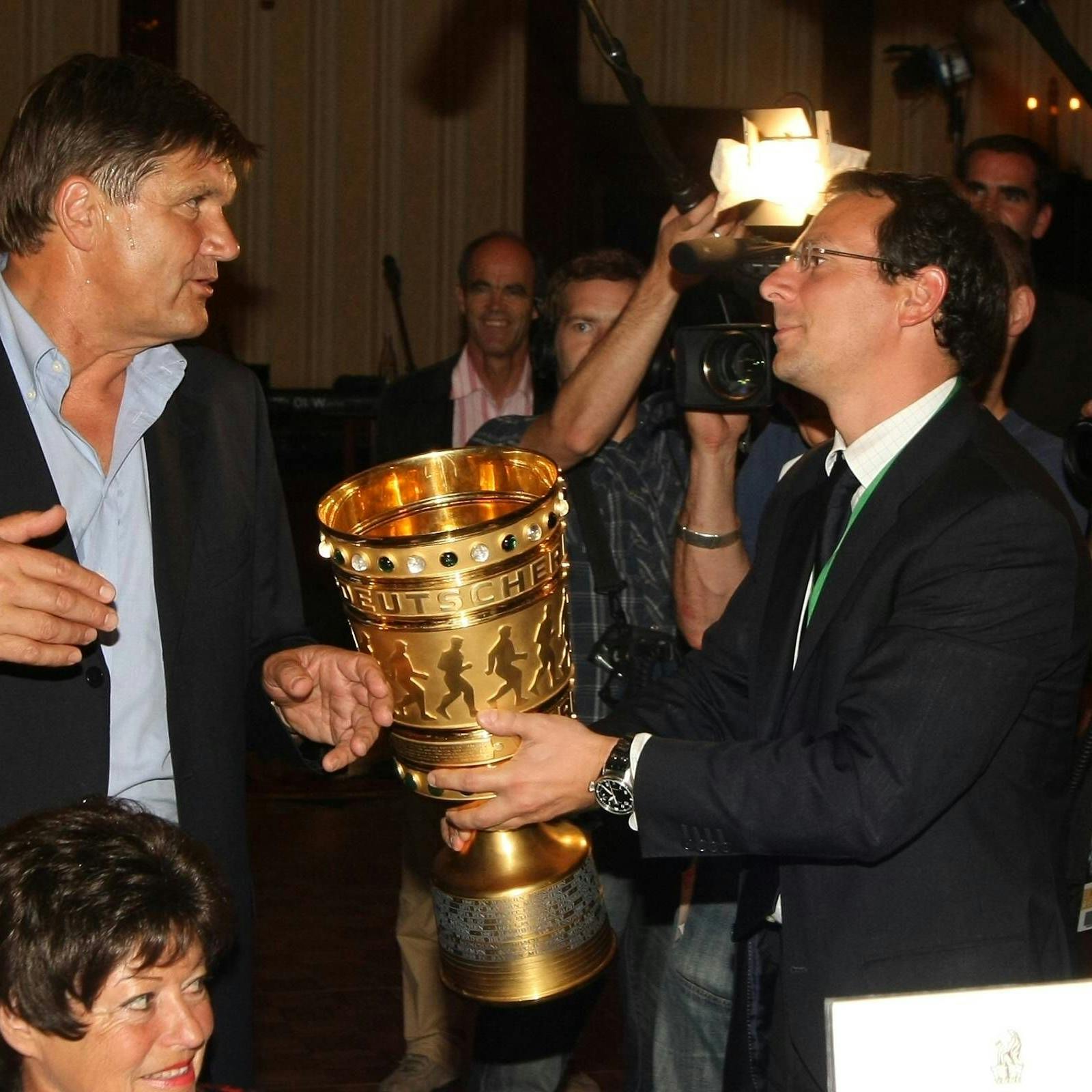 Siegesfeier im Ritz Carlton am Potsdamer Platz: Nürnbergs Trainer Hans Meyer der frühere Assistent von Dieter Hoeneß bei Hertha BSC, Club-Manager Martin Bader, mit dem Pott.