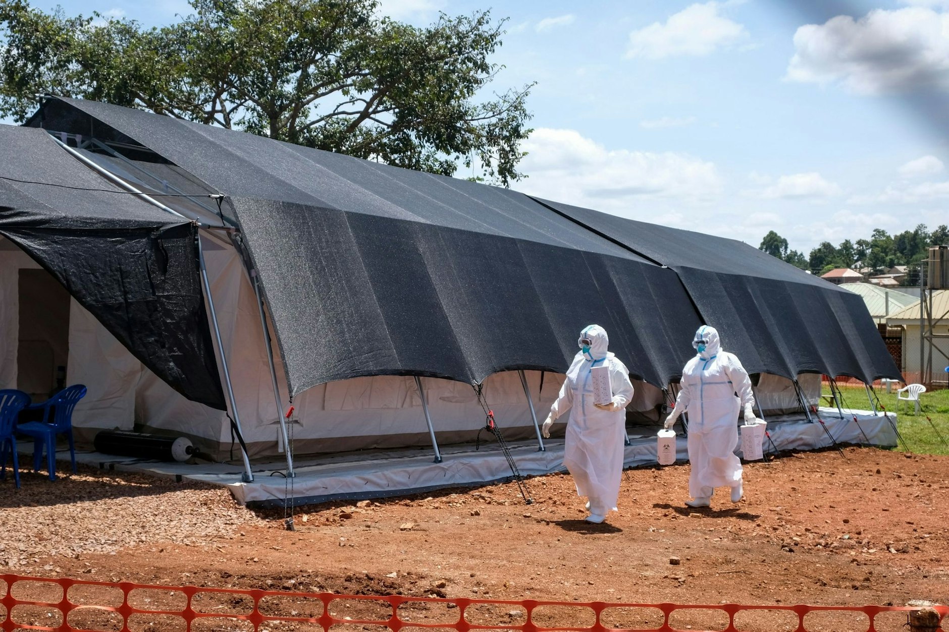 ARCHIV - Zwei Ärzte in Schutzanzügen gehen zum Ebola-Isolationsbereich des Mubende Regional Referral Hospital. Im ostafrikanischen Uganda ist die Zahl neuer Infektionen mit dem tödlichen Ebola-Virus über das Wochenende rasant angestiegen.  