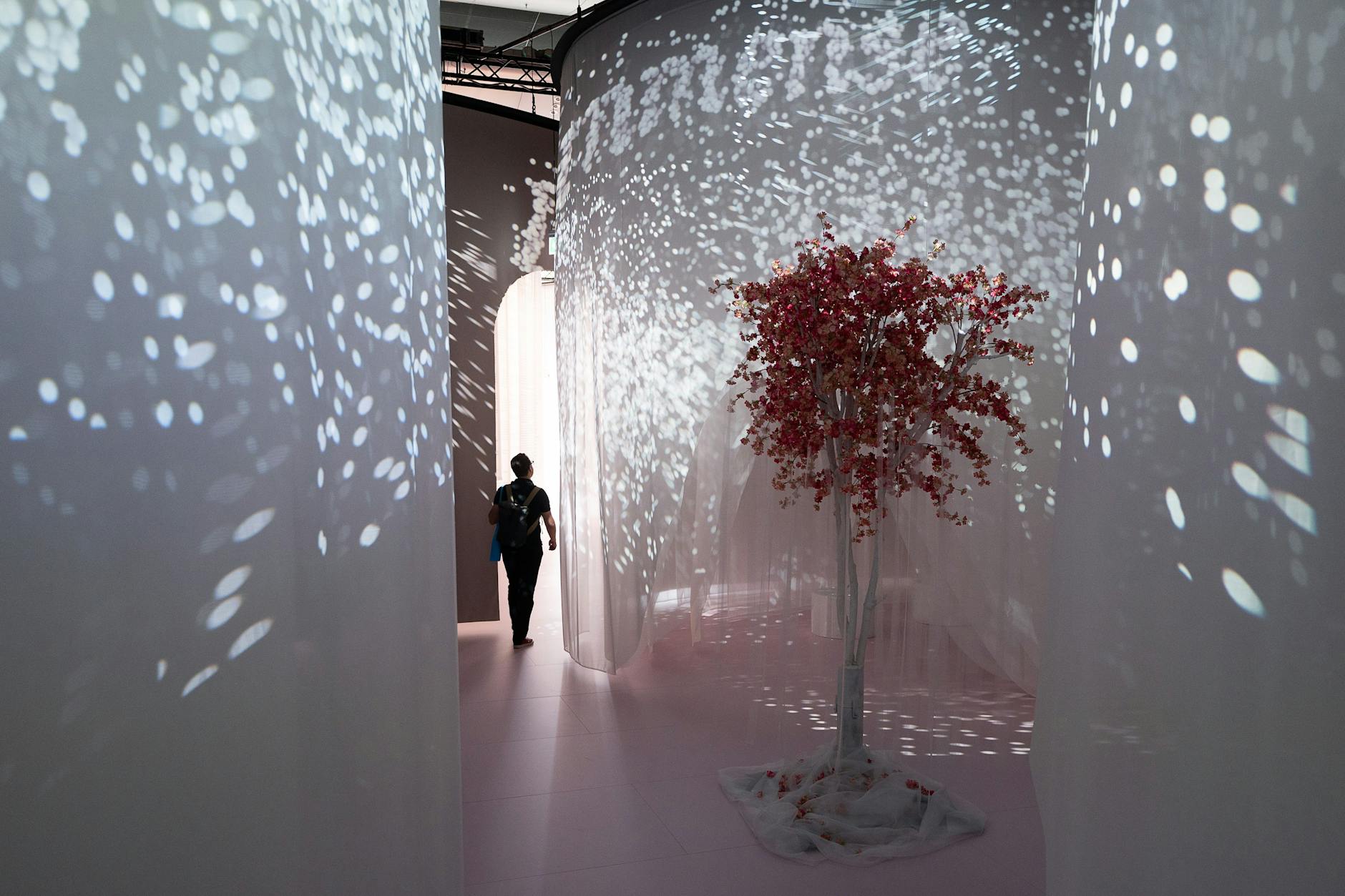 Ein Mann geht im Pavillon des Ehrengastes Spanien der Frankfurter Buchmesse durch einen separierten Raum.