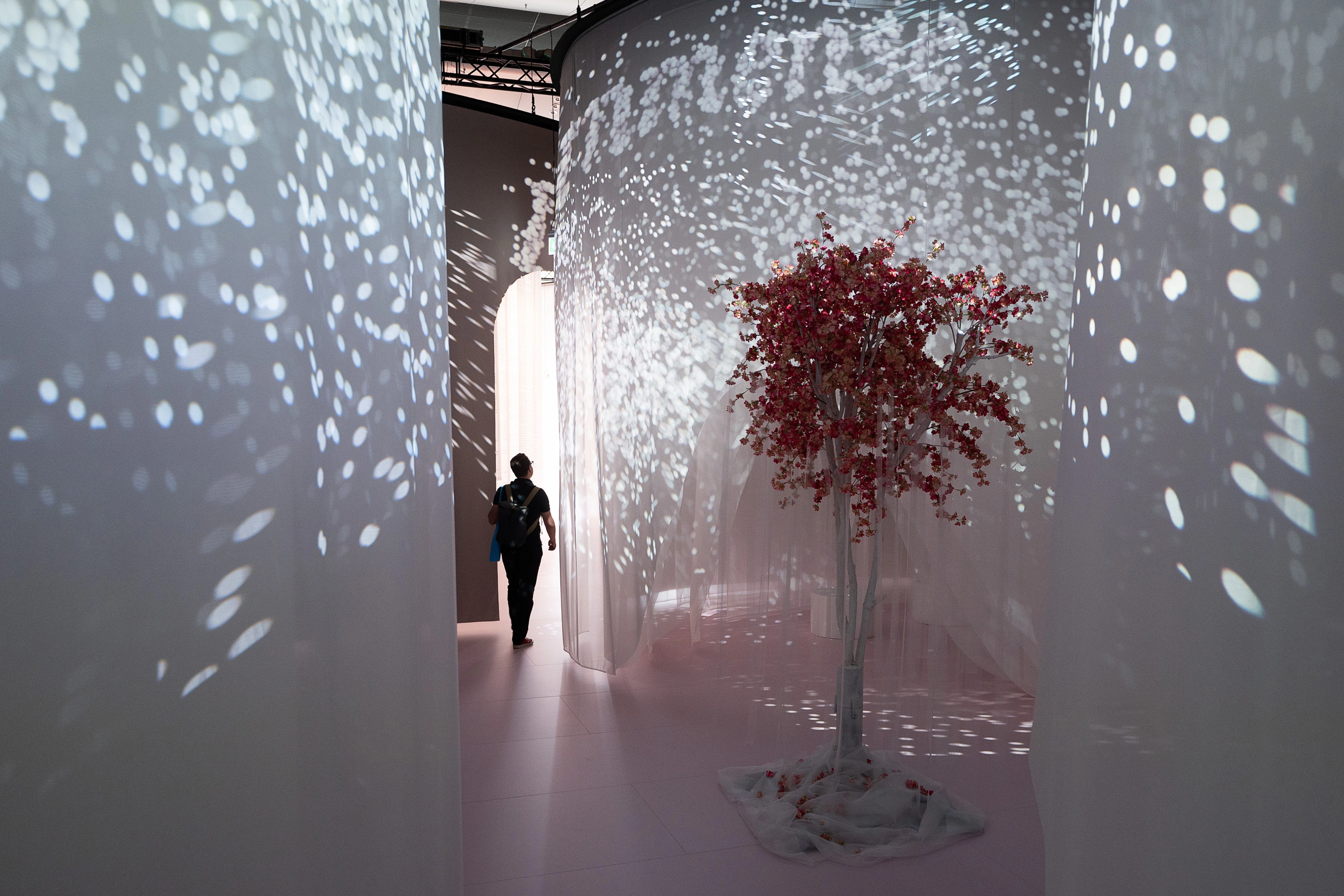 Ein Mann geht im Pavillon des Ehrengastes Spanien der Frankfurter Buchmesse durch einen separierten Raum.
