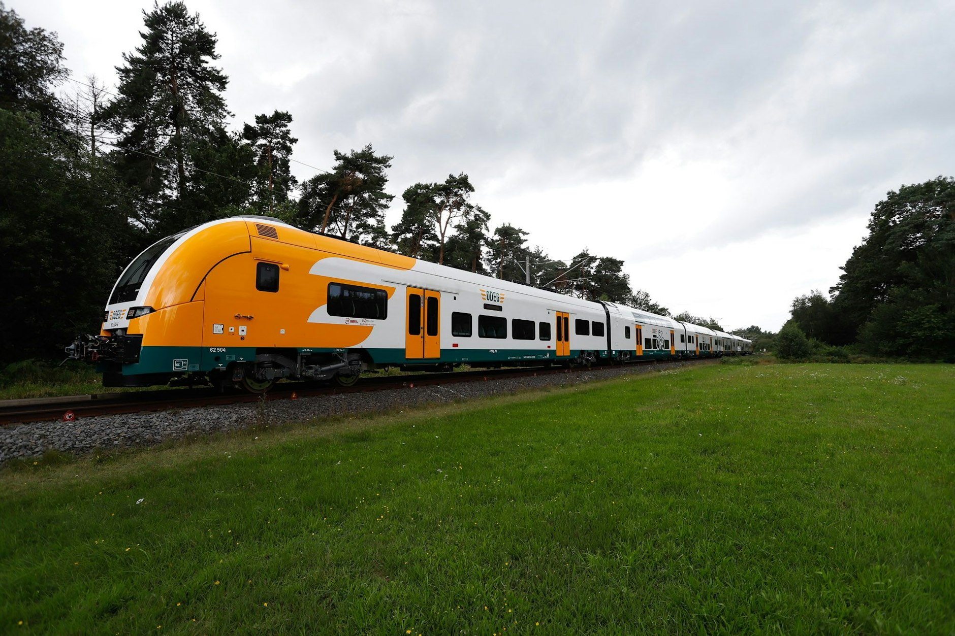 Ein Siemens Desiro HC unterwegs. HC bedeutet: High Capacity. Die ODEG hat 15 Sechs- und 14 Vierteiler gekauft.