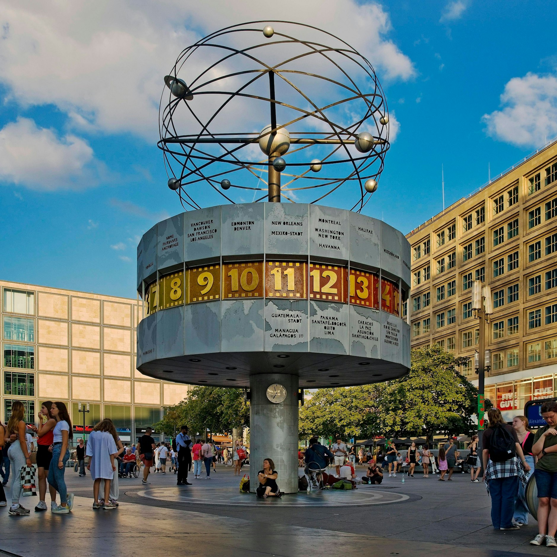 An der Weltzeituhr am Alexanderplatz treffen sich die Leute im Sommer und im Winter gern. 
