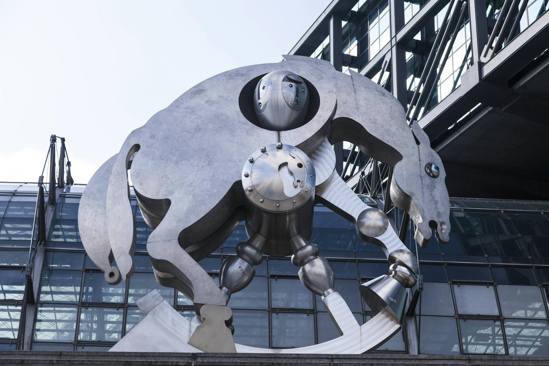 Hoppe Hoppe Vorreiter? Geht so: Ein ganz ähnliches Stahl-Huftier steht schon in Baden-Württemberg.