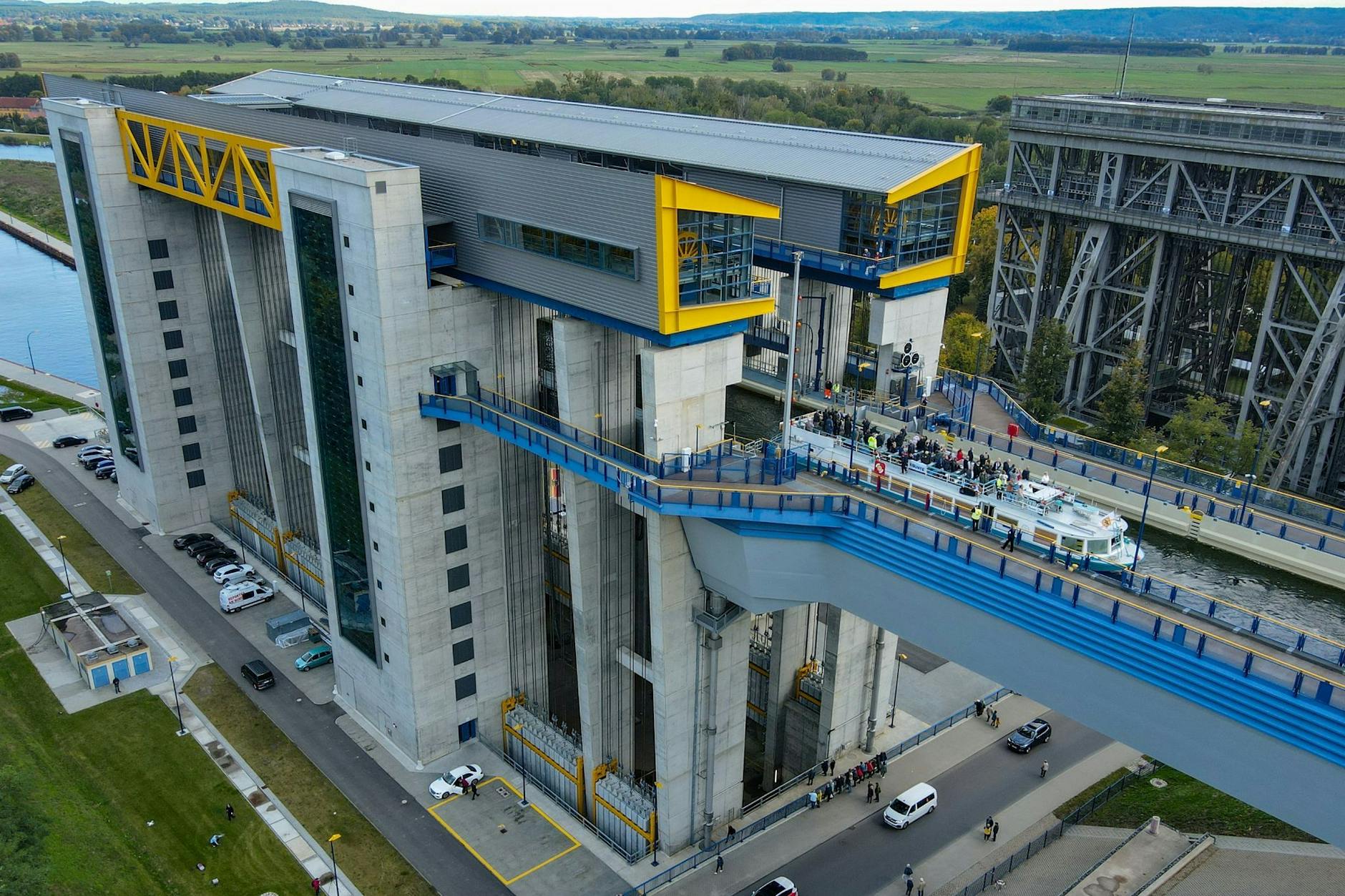 Ein Ausflugsschiff kommt aus dem neuen Schiffshebewerk gefahren (Luftaufnahme mit einer Drohne).