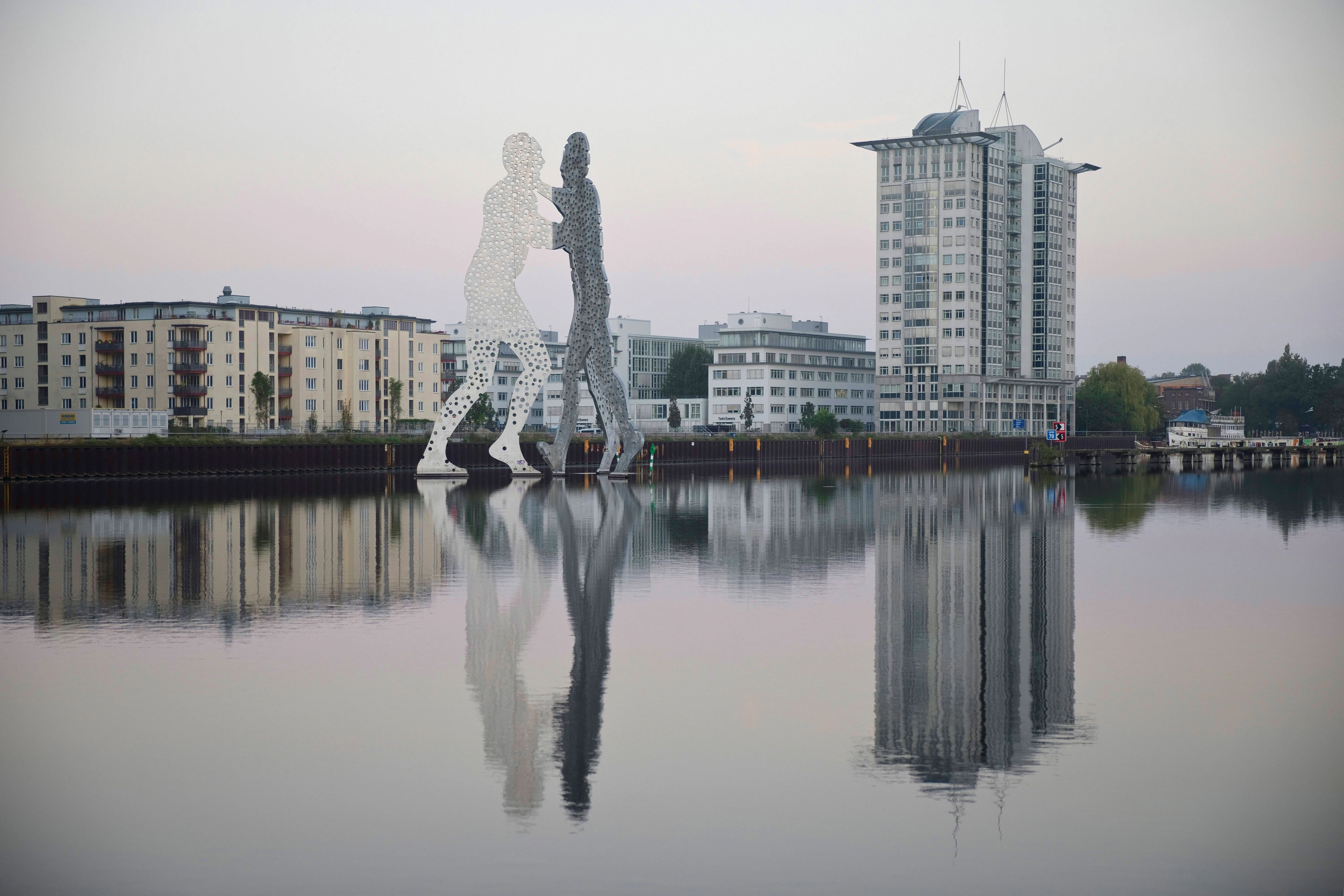 Bezirke-Bromance der Nachwende: Die Skulptur steht, wo sich Friedrichshain, Kreuzberg und Treptow treffen.