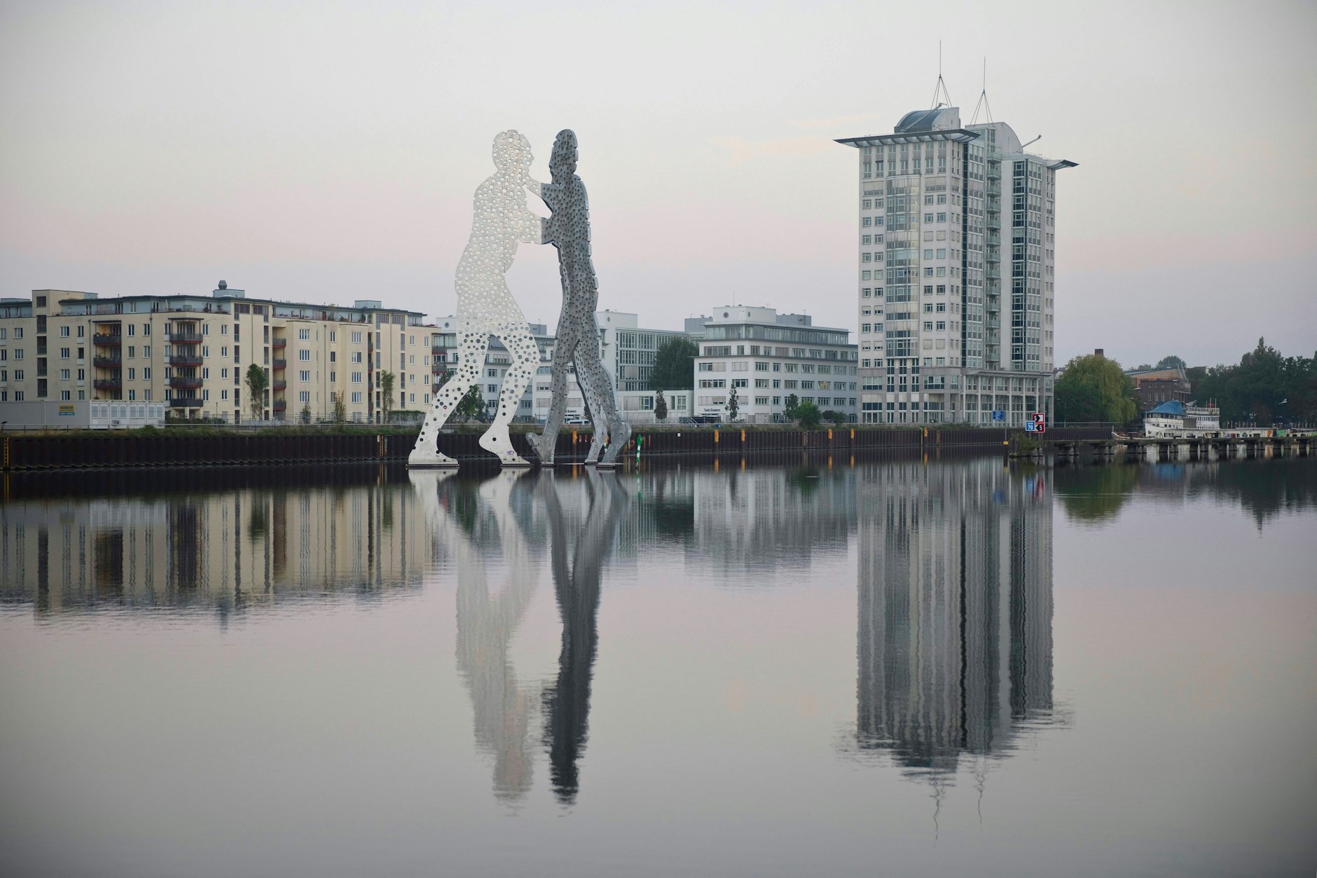 Bezirke-Bromance der Nachwende: Die Skulptur steht, wo sich Friedrichshain, Kreuzberg und Treptow treffen.
