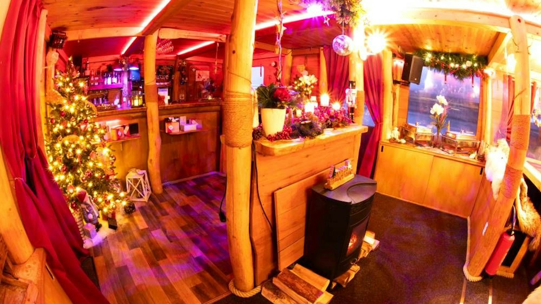 Der Eingang mit Bar, Kamin und viel weihnachtlicher Dekoration. 