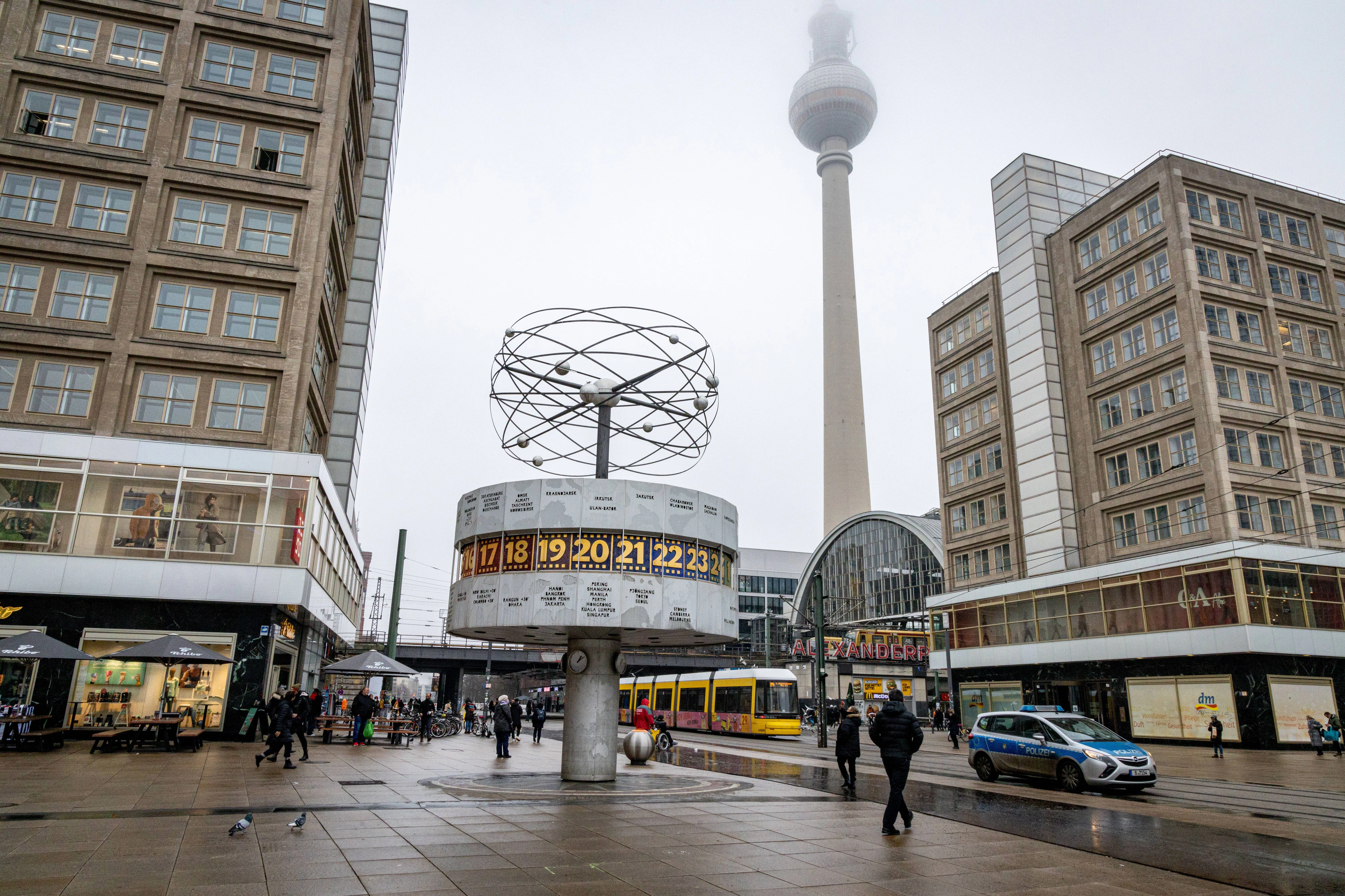 Es ist 20 Uhr in Sydney! Oder in London. Oder 14 Uhr in Tokio? Völlig unklar, wie man diese Uhr lesen soll.