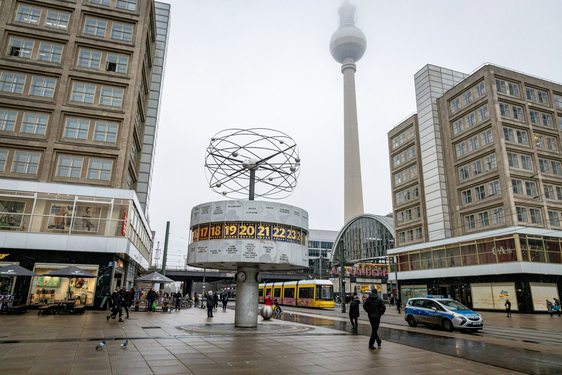 Es ist 20 Uhr in Sydney! Oder in London. Oder 14 Uhr in Tokio? Völlig unklar, wie man diese Uhr lesen soll.