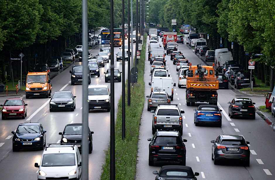 ARCHIV - Autos fahren im Berufsverkehr über den mittleren Ring in München. Von den gesteckten Klimazielen ist vor allem der Verkehrssektor noch weit entfernt.  