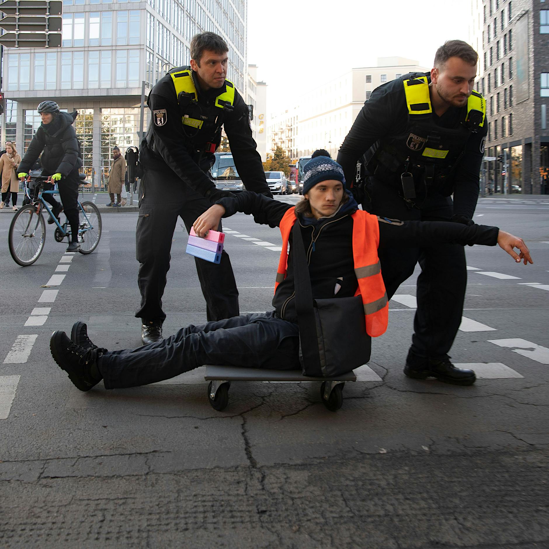Was andere Klimaaktivisten über die Klebe-Aktionen der Letzten Generation denken