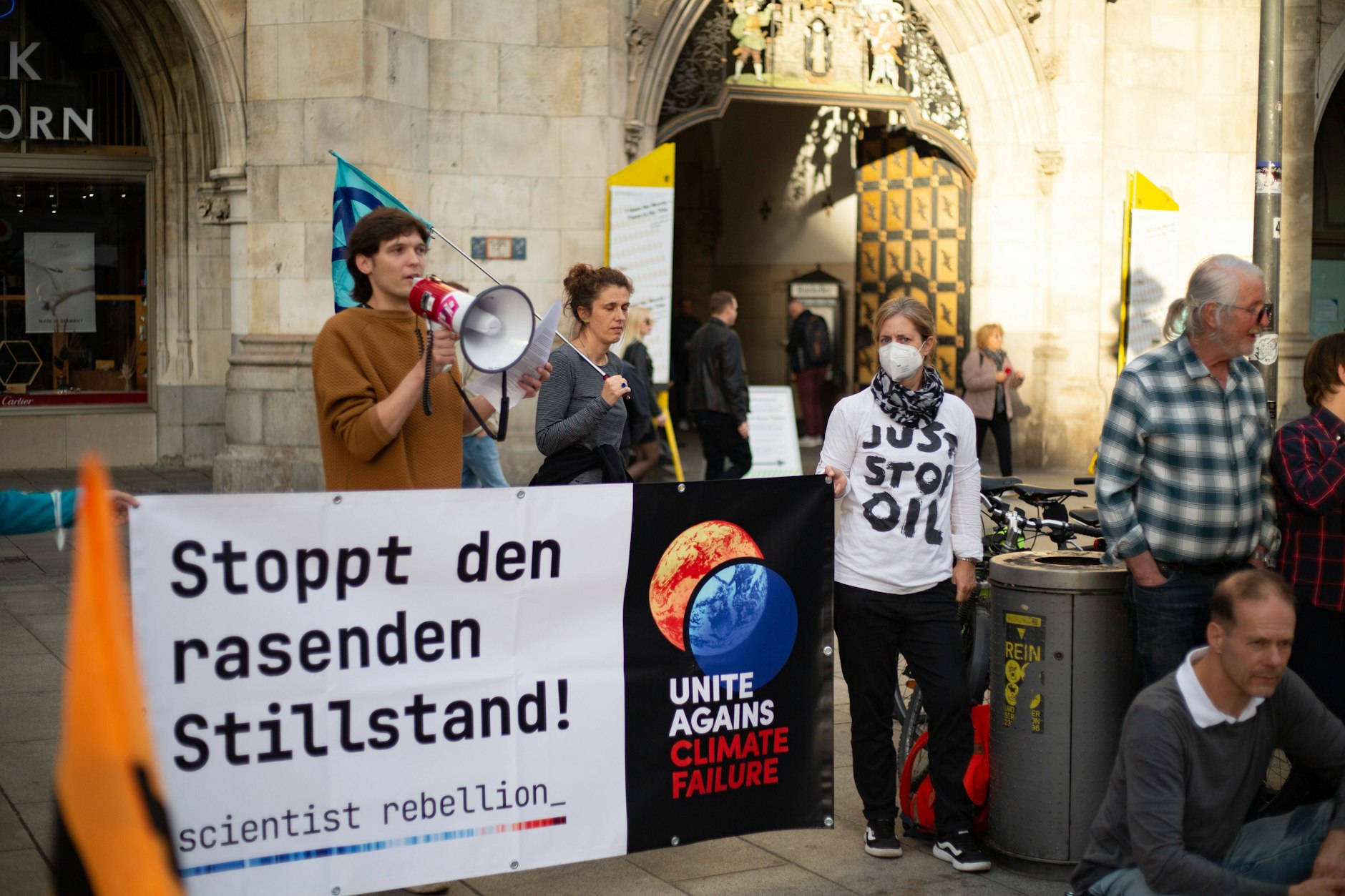 Die Berliner Klimaaktivisten kriegen inzwischen Unterstützung aus ganz Deutschland. Hier eine neue Soli-Kundgebung für „Letzte Generation“ und „Scientist Rebellion“ in München.