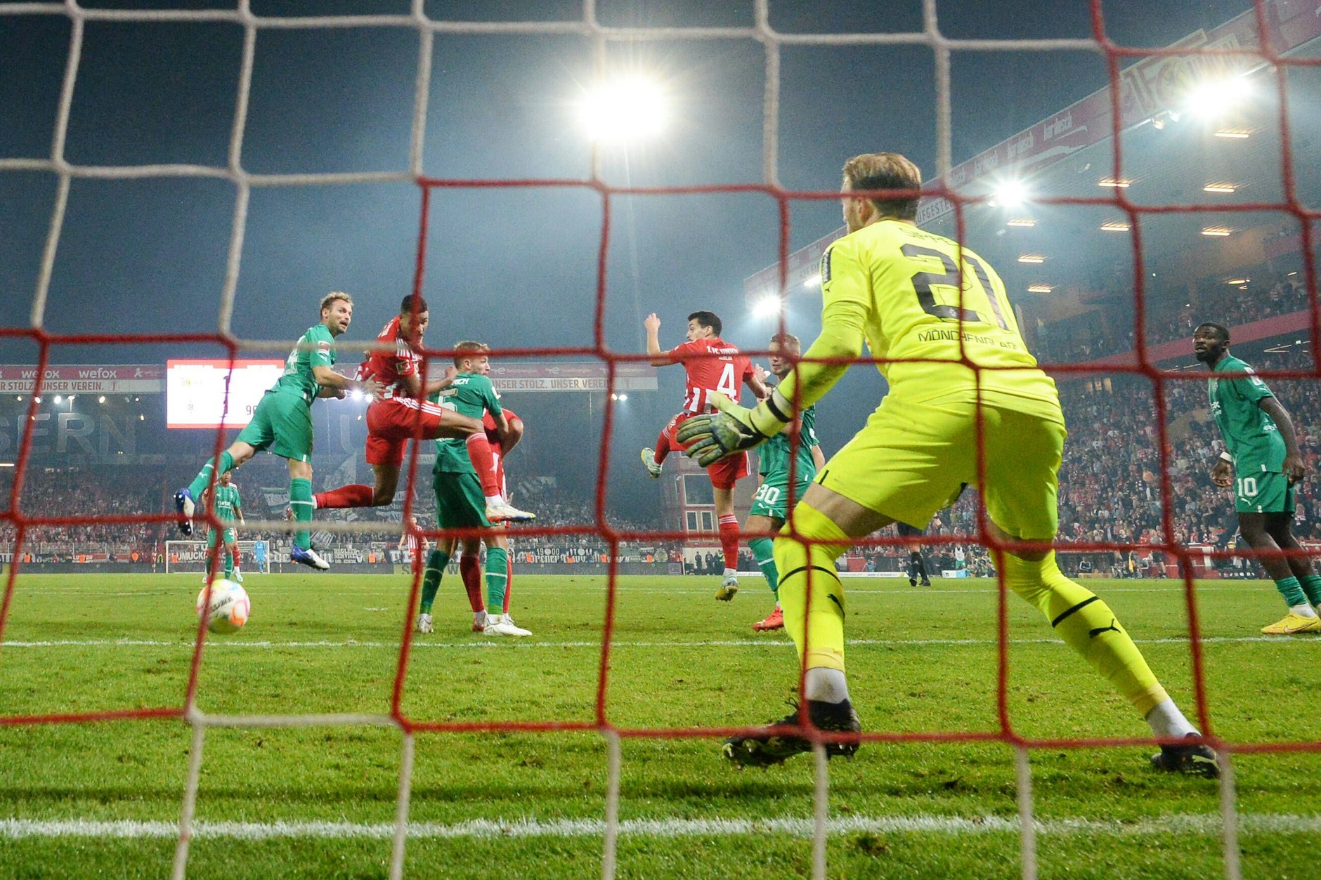 Verteidiger Danilho Doekhi (2.v.l.) köpfte zum 2:1 gegen Mönchengladbach in der Nachspielzeit ein und ließ den 1. FC Union jubeln.&nbsp;