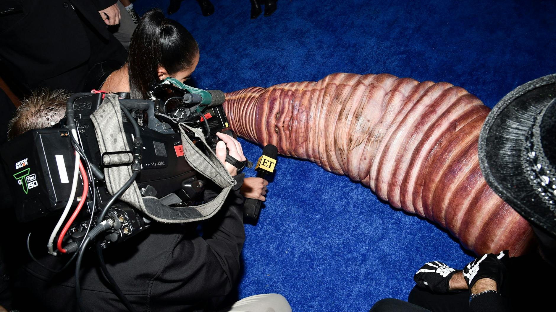 Solche Interviews führen Journalisten auch nicht jeden Tag: Heidi Klum liegt als Wurm verkleidet auf ihrer Halloween-Party am Boden.