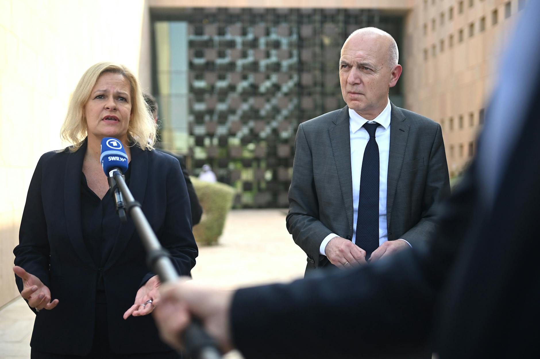 Sind vor der Fußball-Weltmeisterschaft auf Besuch in Katar: Innenministerin Nancy Faeser und DFB-Boss Bernd Neuendorf.