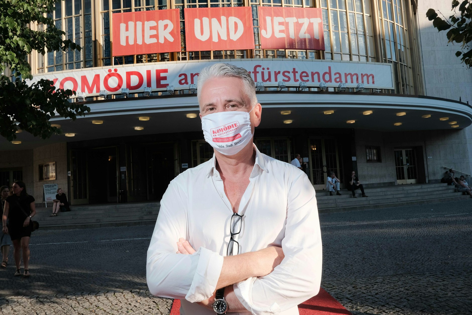 Komödien-Direktor Martin Woelffer muss schon wieder die Koffer packen und zieht mit seinem Theater an den Potsdamer Platz.