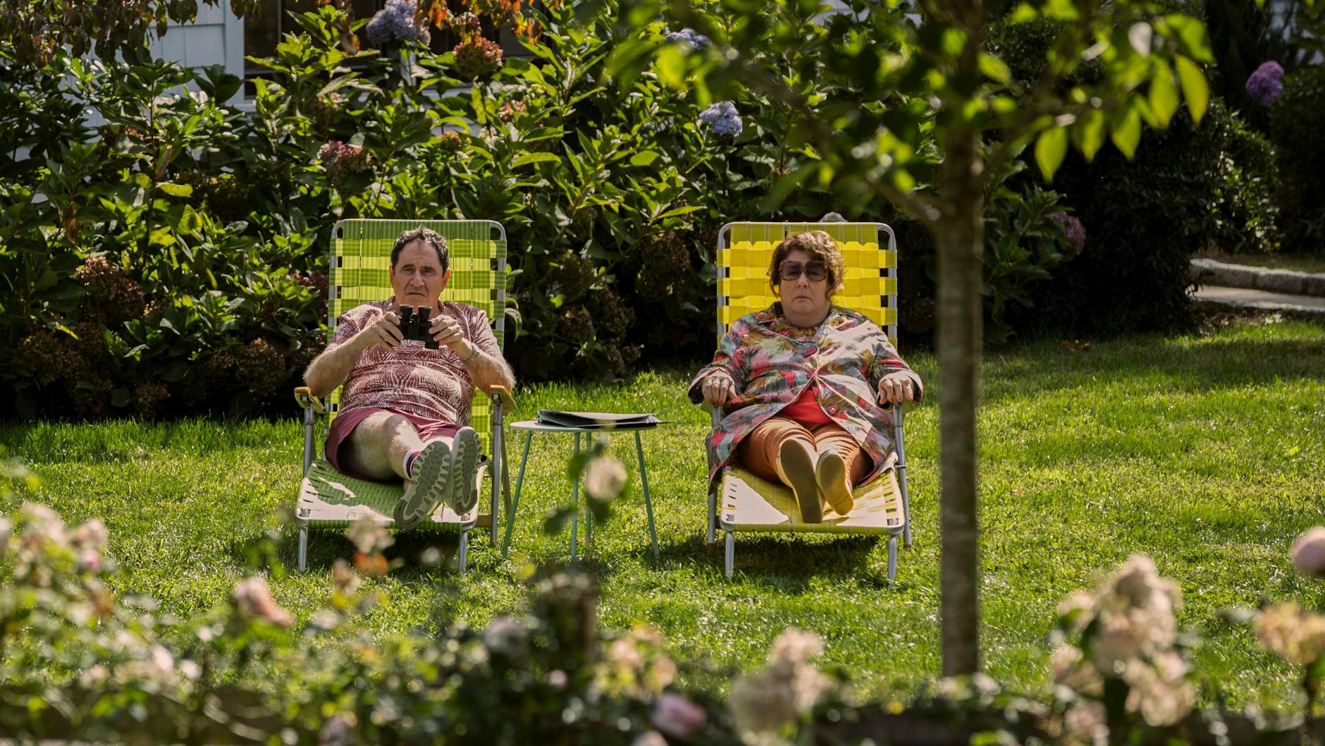 The Watcher: Auch die Nachbarn Mo (Margo Martindale) und Mitch (Richard Kind) machen den Brannocks das Leben schwer.