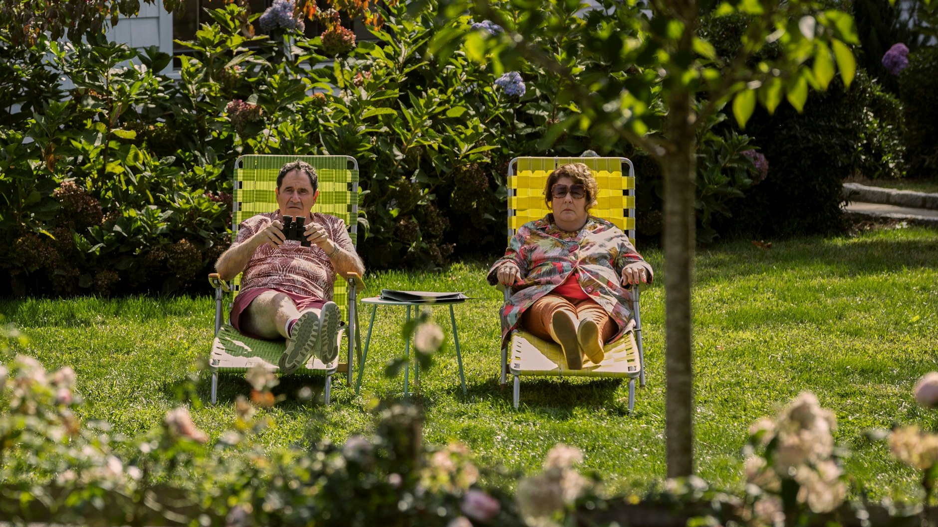The Watcher: Auch die Nachbarn Mo (Margo Martindale) und Mitch (Richard Kind) machen den Brannocks das Leben schwer.