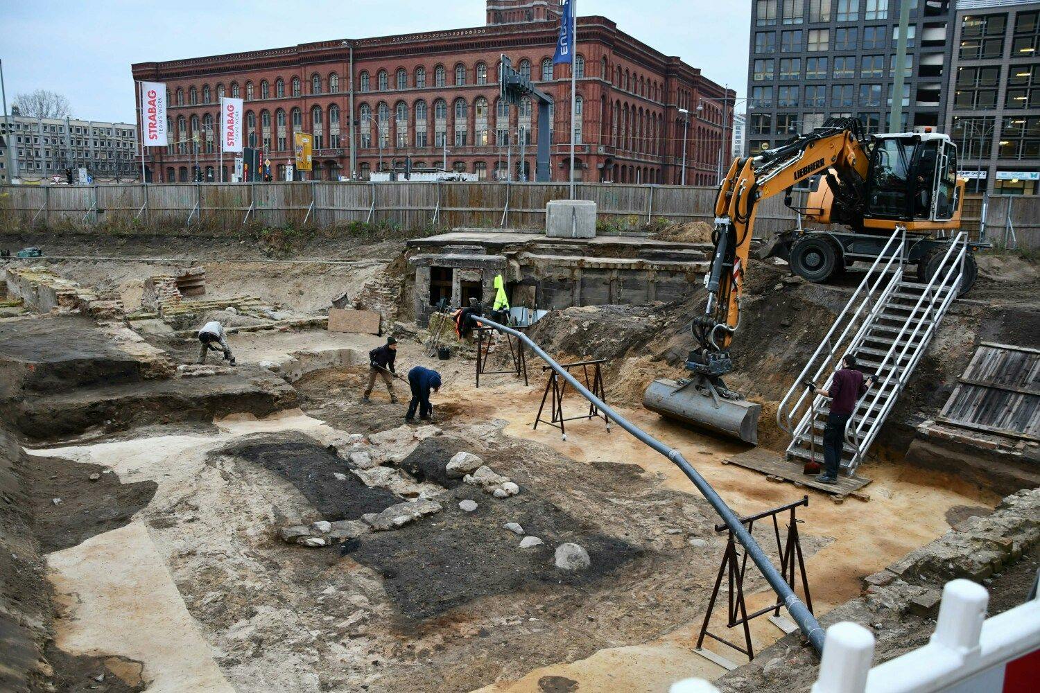 Fundort am Molkenmarkt: Im Untergrund fanden die Archäologen eine Keller-Holzkonstruktion und darin eine einzigartige Ansammlung von Gegenständen aus der Zeit um 1400.