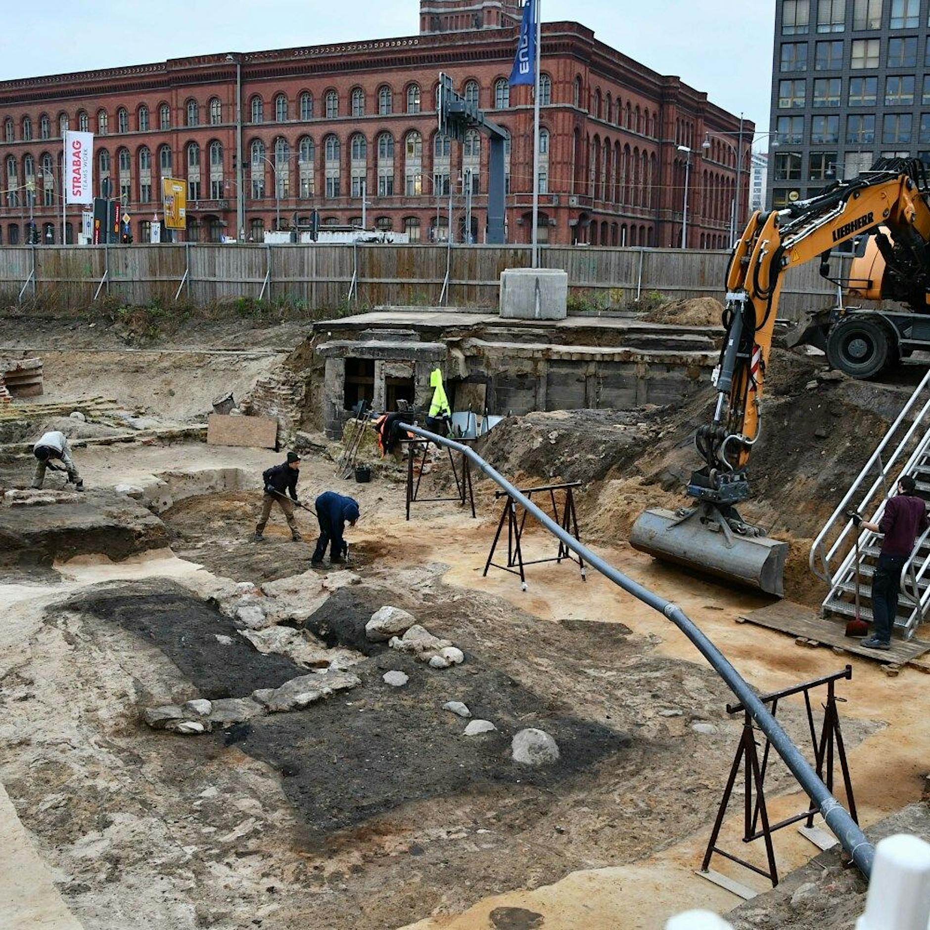 Archäologie am Molkenmarkt: Feine Schuhe und edles Strick von vor 600 Jahren