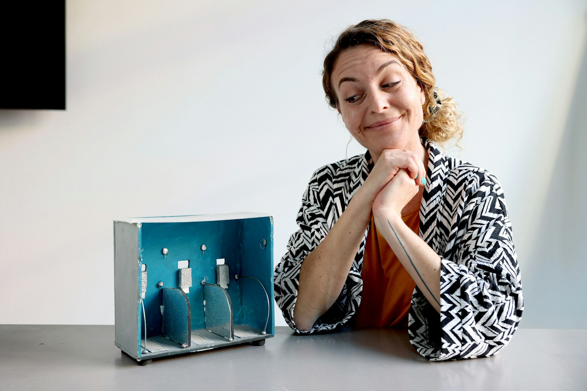 Lena Olvedi zeigt, wie ihre mobilen „Missoirs“ aussehen. Die Trennwände liefert sie nur auf Wunsch mit.