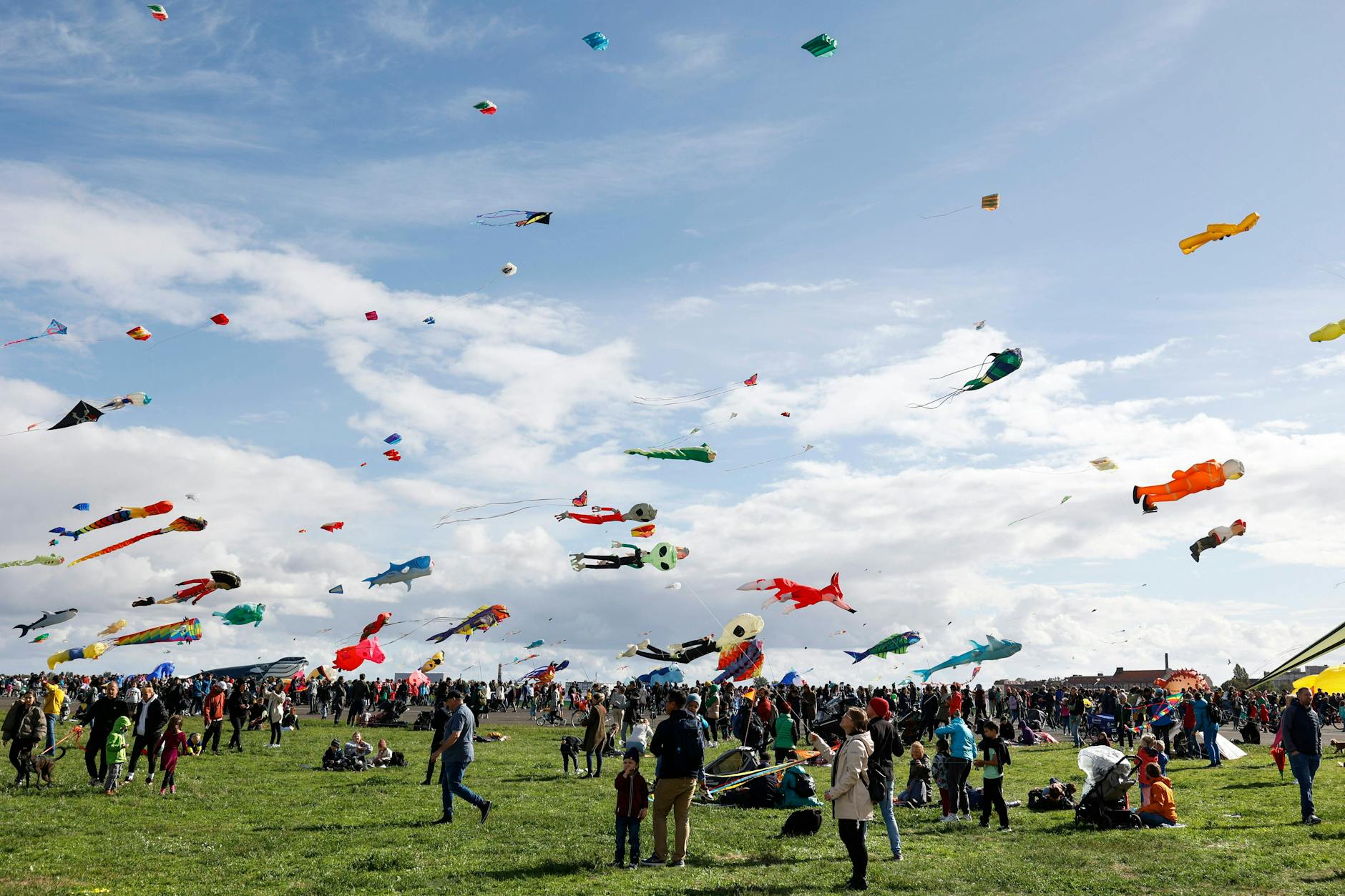 Ja, es ist schön auf dem Tempelhofer Feld, wie hier im Herbst mit den Drachen. Aber hat Berlin sonst keine spannenden Ecken, die es zu entdecken gilt?