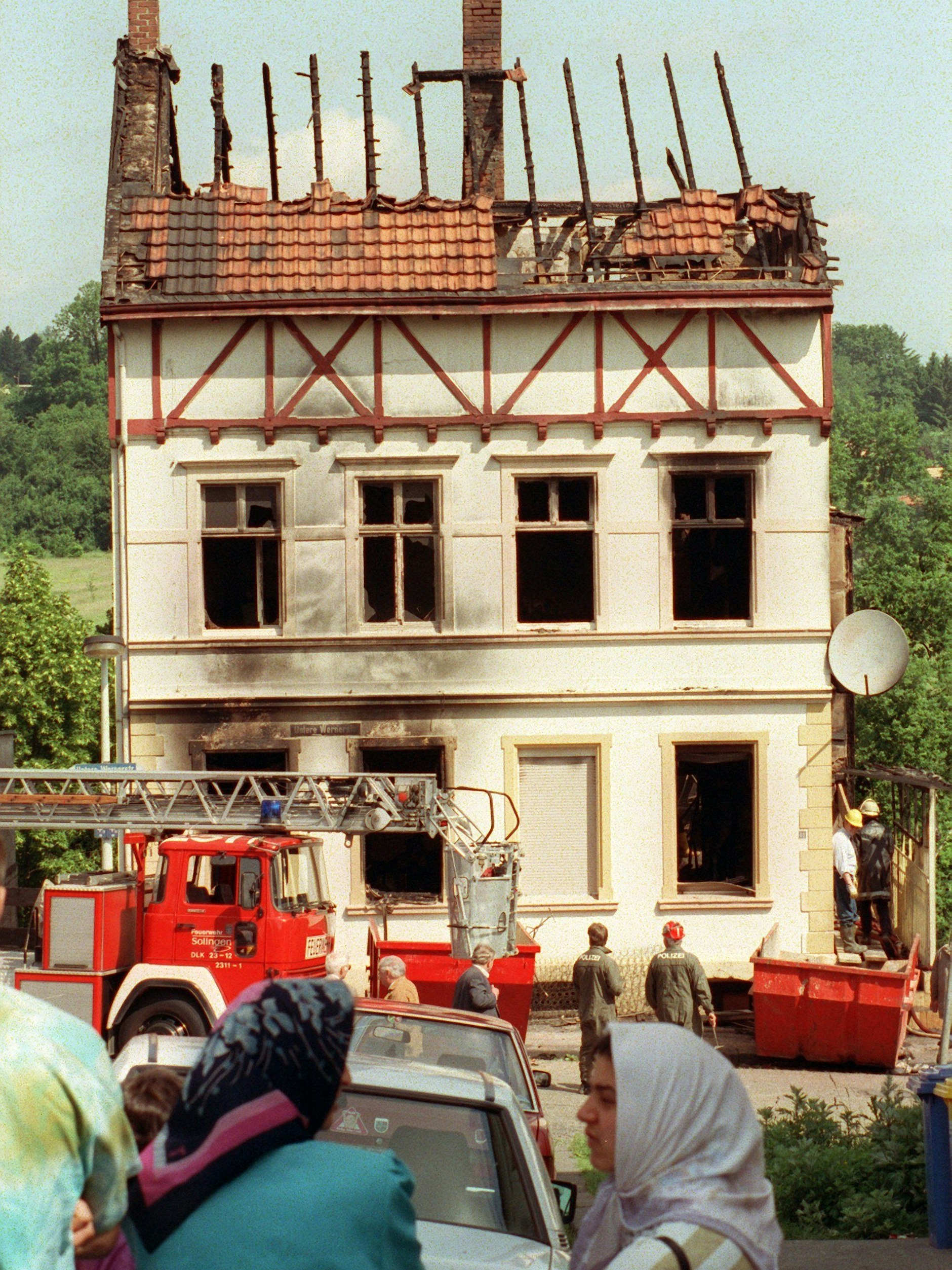 Die ausgebrannte Ruine, in der fünf Mädchen und junge Frauen den Tod durch rechtsradikale Brandstifter gefunden hatten. Das Haus wurde abgerissen.