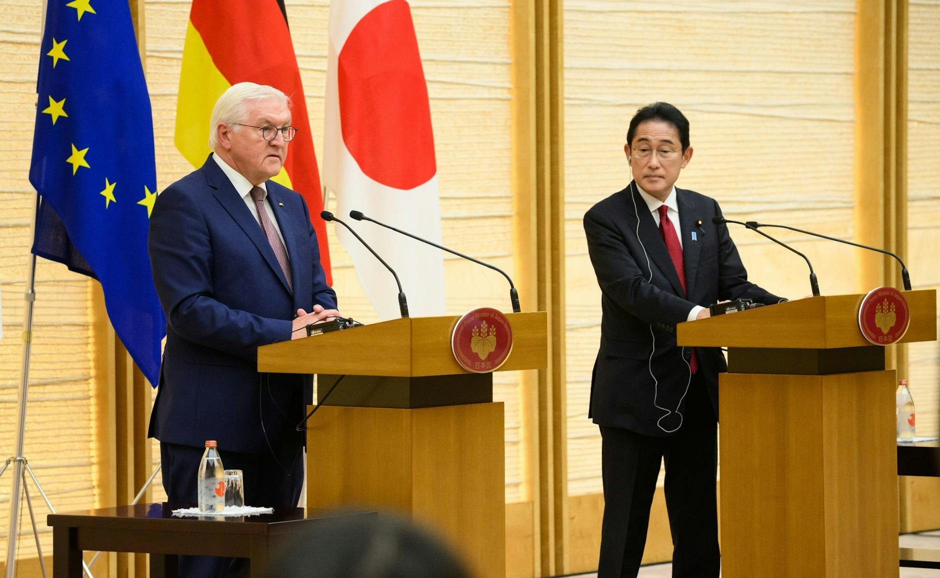 Bundespräsident Frank-Walter Steinmeier und Ministerpräsident Fumio Kishida äußern sich nach ihrem Gespräch bei einer Pressekonferenz.  