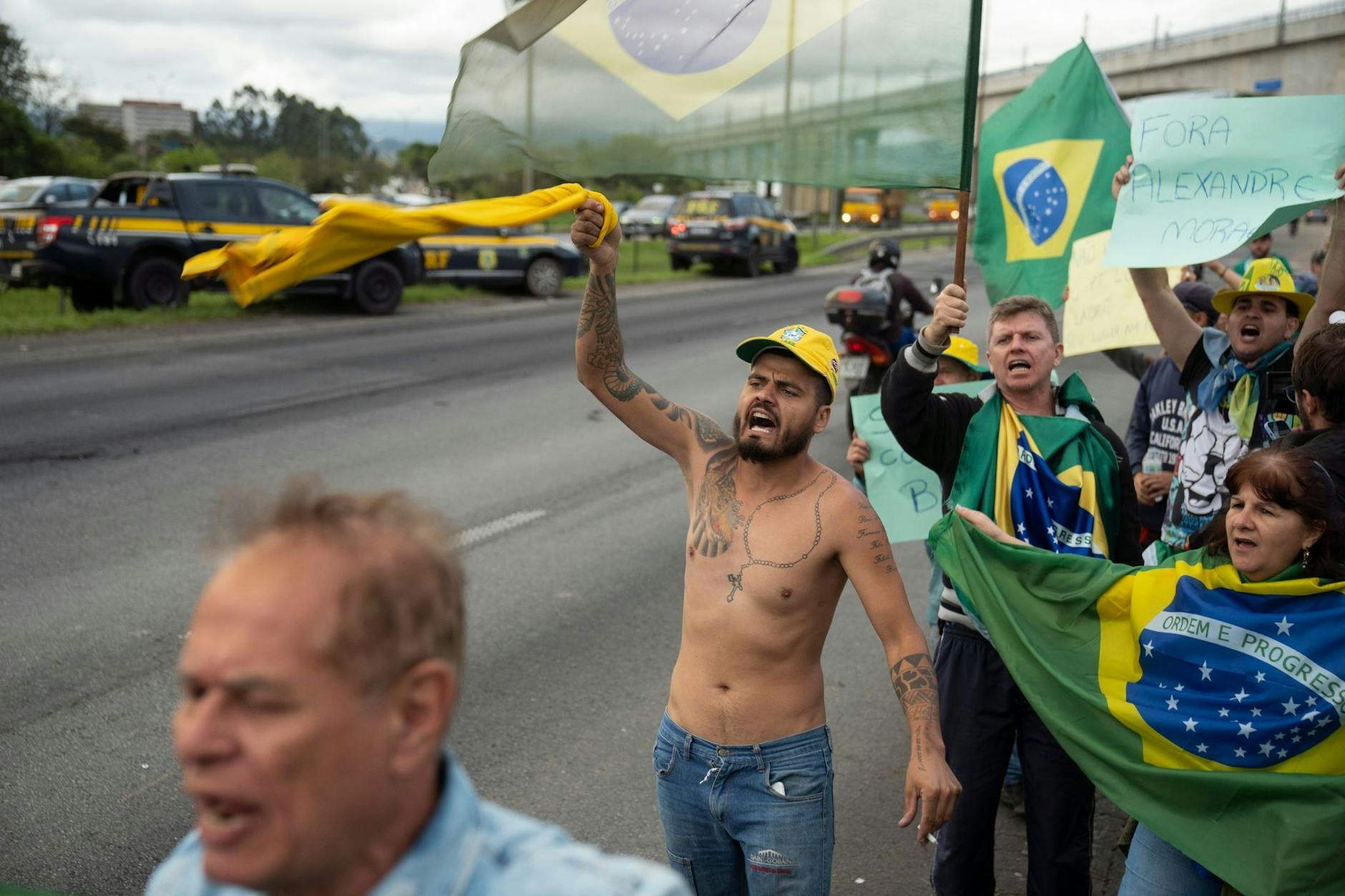 Anhänger von Bolsonaro protestieren am Rande einer Autobahn gegen seine Niederlage bei der Präsidentschaftswahl. 