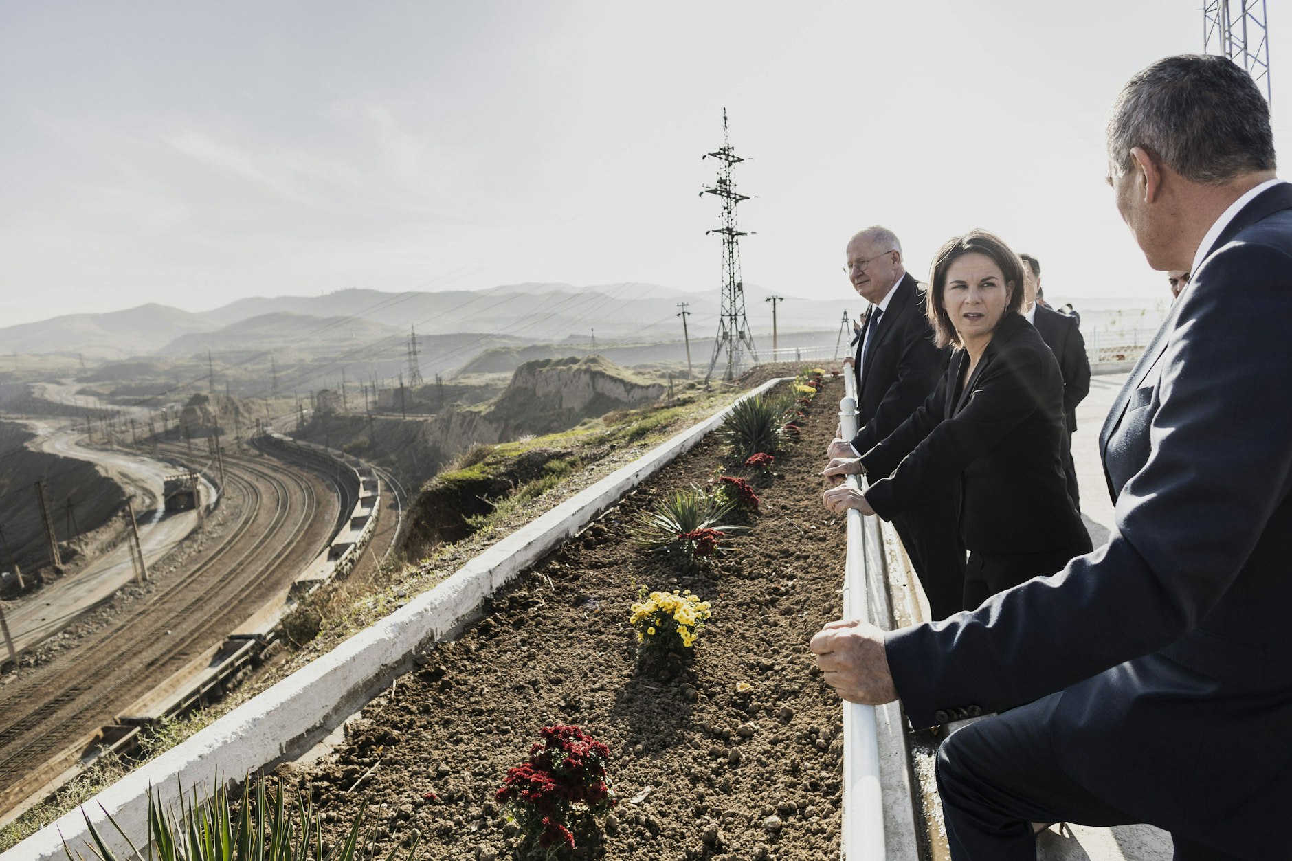 Annalena Baerbock besichtigt einen Gold- und Silbertagebau in Usbekistan. Aus dem zentralasiatischen Staat äußerte sie sich zur China-Politik des Bundeskanzlers.