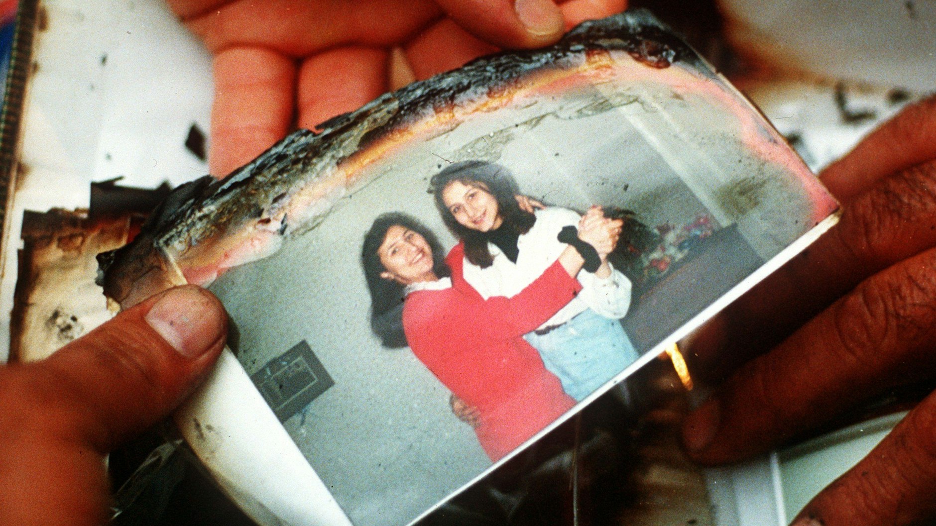 Ein angebranntes Foto von Hatice Genc (r.) und Gürsün Ince, die 1993 beim Brandanschlag in Solingen ermordet worden waren.