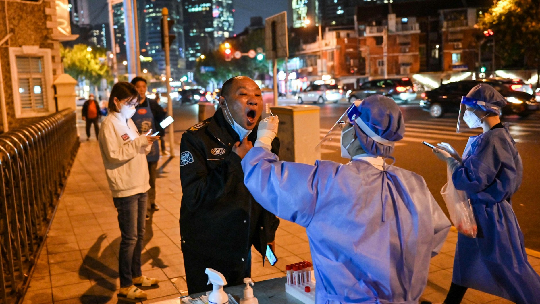 Zack, und Corona-Test auf der Straße: Szene aus Shanghai am 1. November